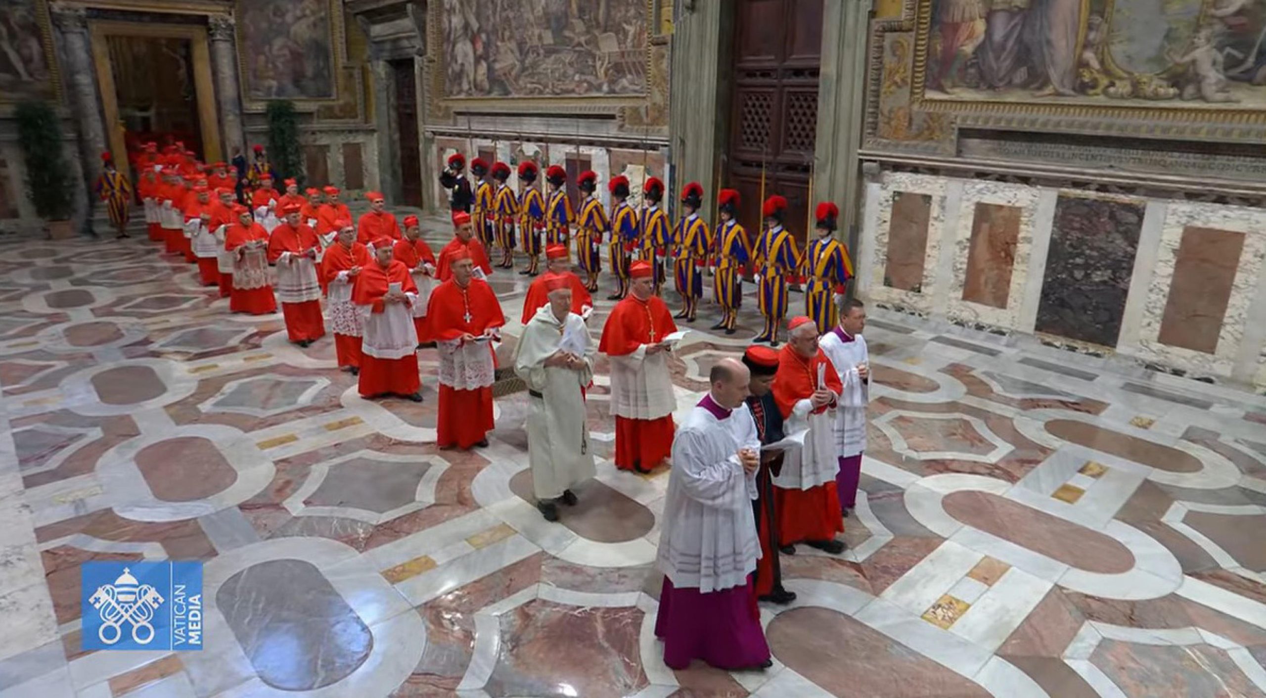Conclave: a procissão para a Capela Sistina em imagens