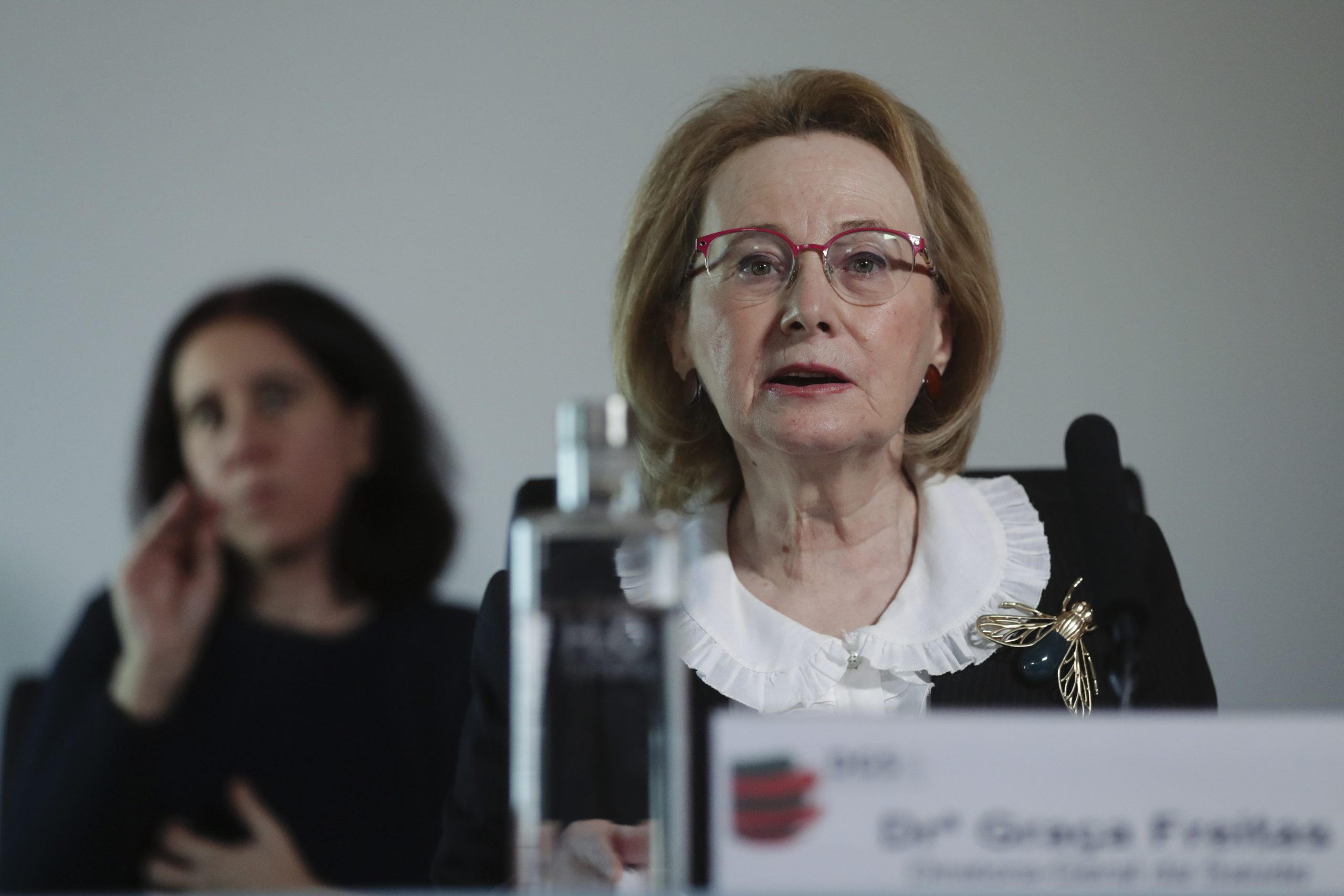 Afetos sim, mas à distância. Reveja a conferência da Direção-Geral da Saúde sobre a covid-19