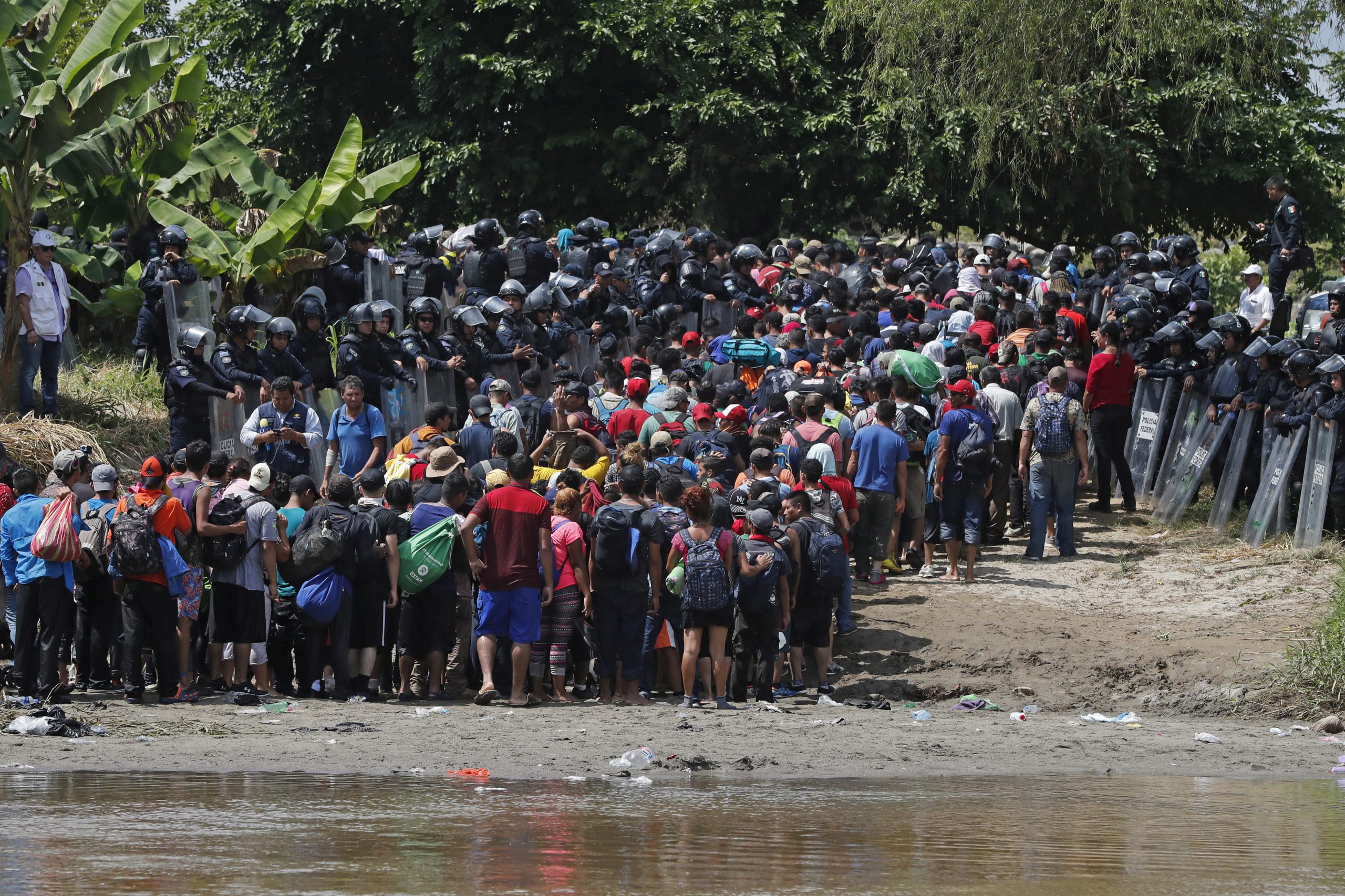 Centenas de migrantes hondurenhos lançam-se ao rio para tentar seguir para os EUA