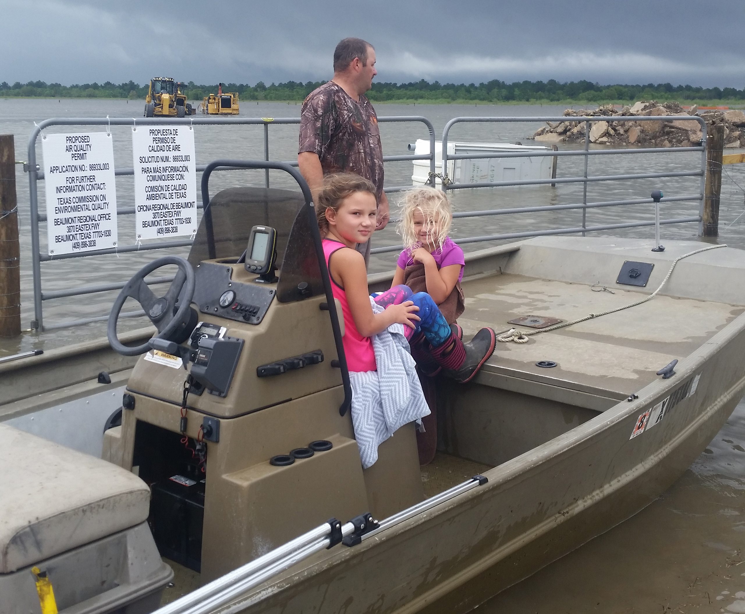 Harvey. Em vez de ir às aulas, subir para um barco para resgatar pessoas… e frangos