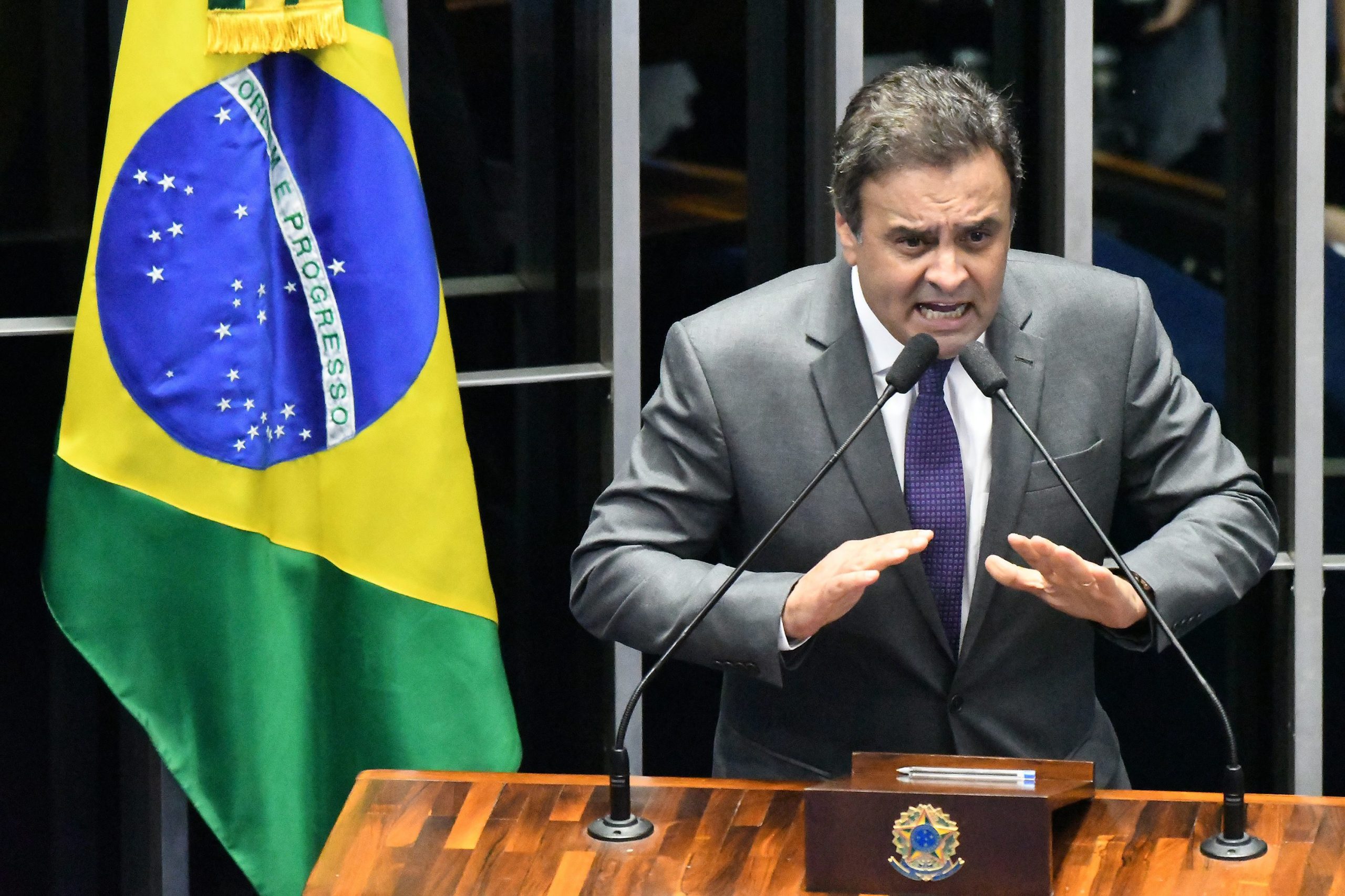 Senador brasileiro Aécio Neves afastado do cargo por suspeita de corrupção