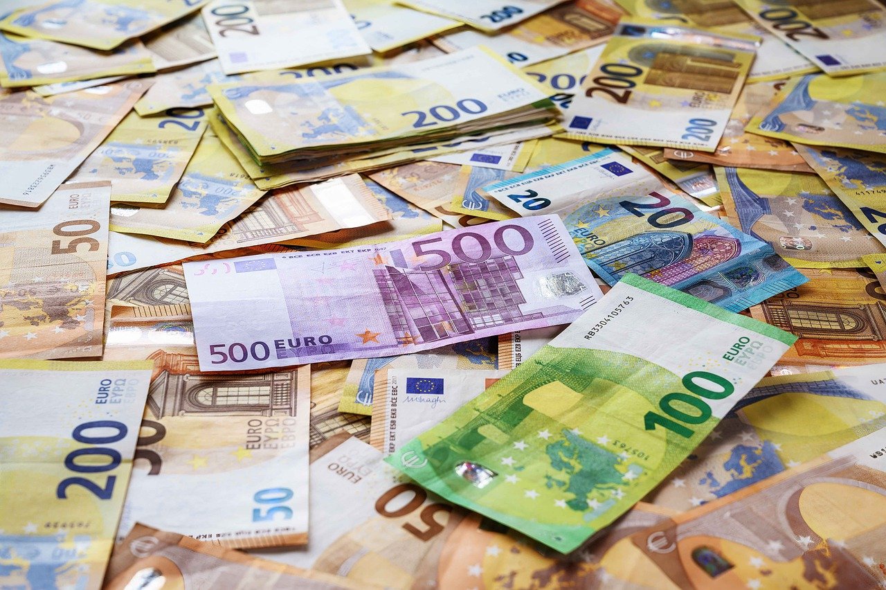 Mulher furta 150 mil euros ao padrinho, enterra cofre, mas é roubada pela irmã
