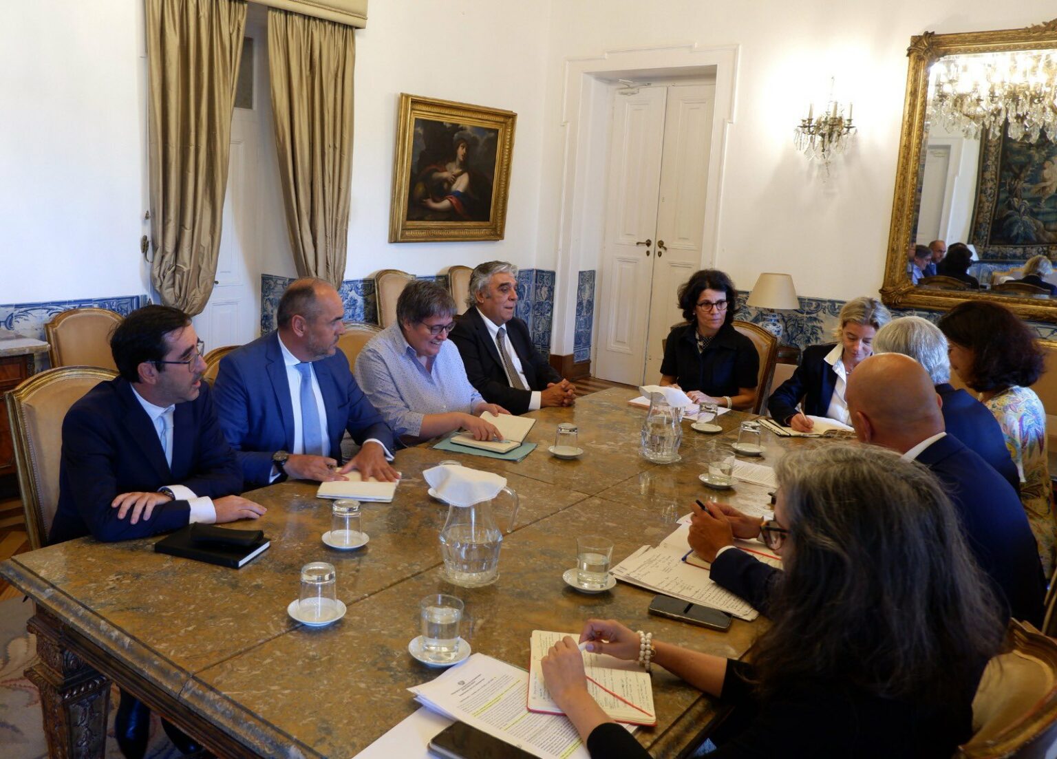Consulados e missões diplomáticas portuguesas: aumentos de 50% Brasil, correções cambiais e promessas do governo
