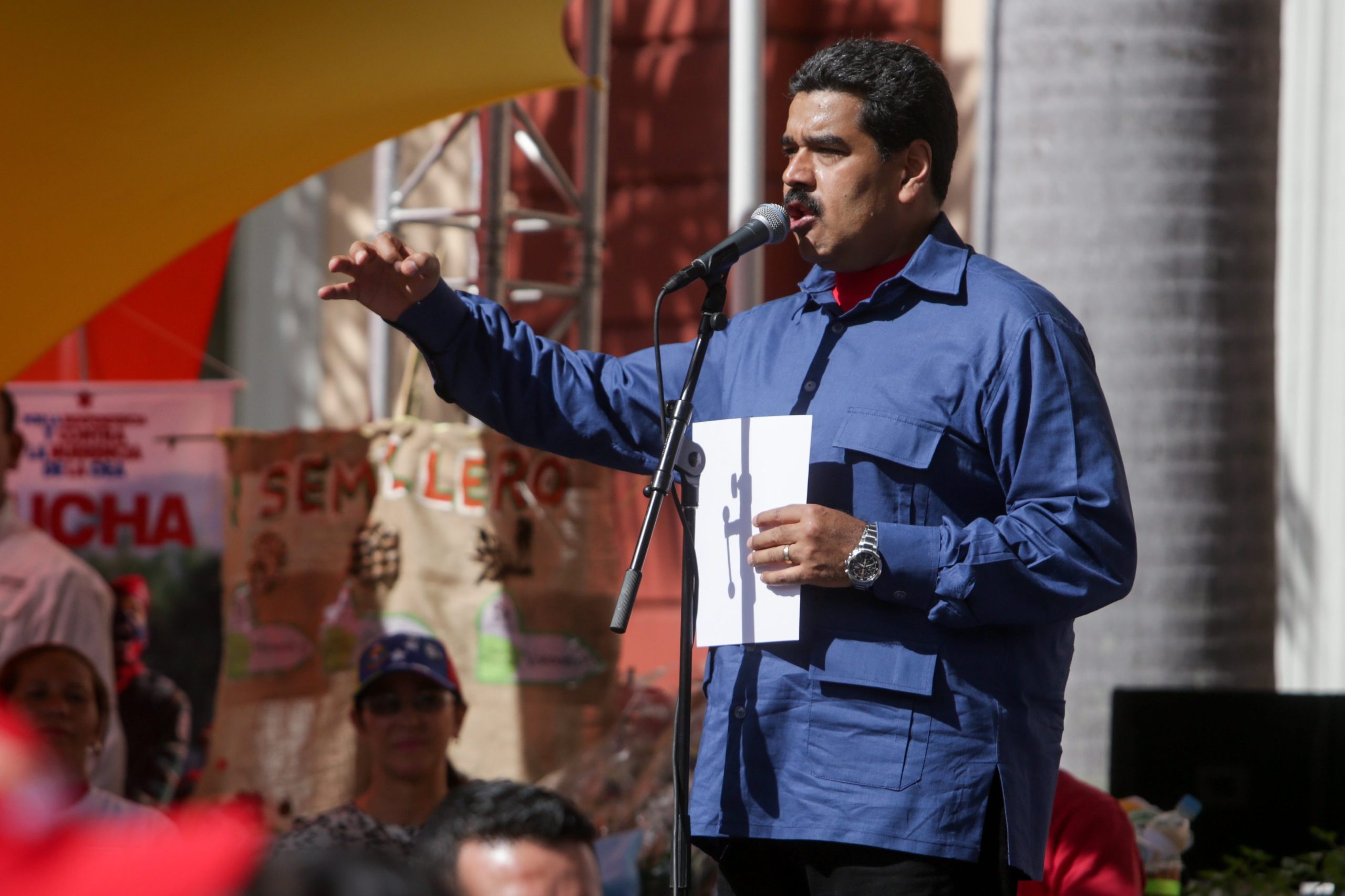 Nicolás Maduro aprova orçamento sem necessária aprovação do parlamento