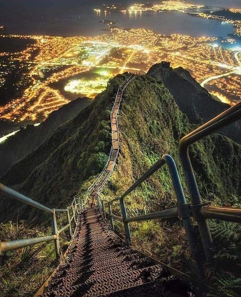 As Escadas Haiku no Havaí estão fechadas há mais de 30 anos, mas os turistas continuam a subi-las e a arriscar as suas vidas