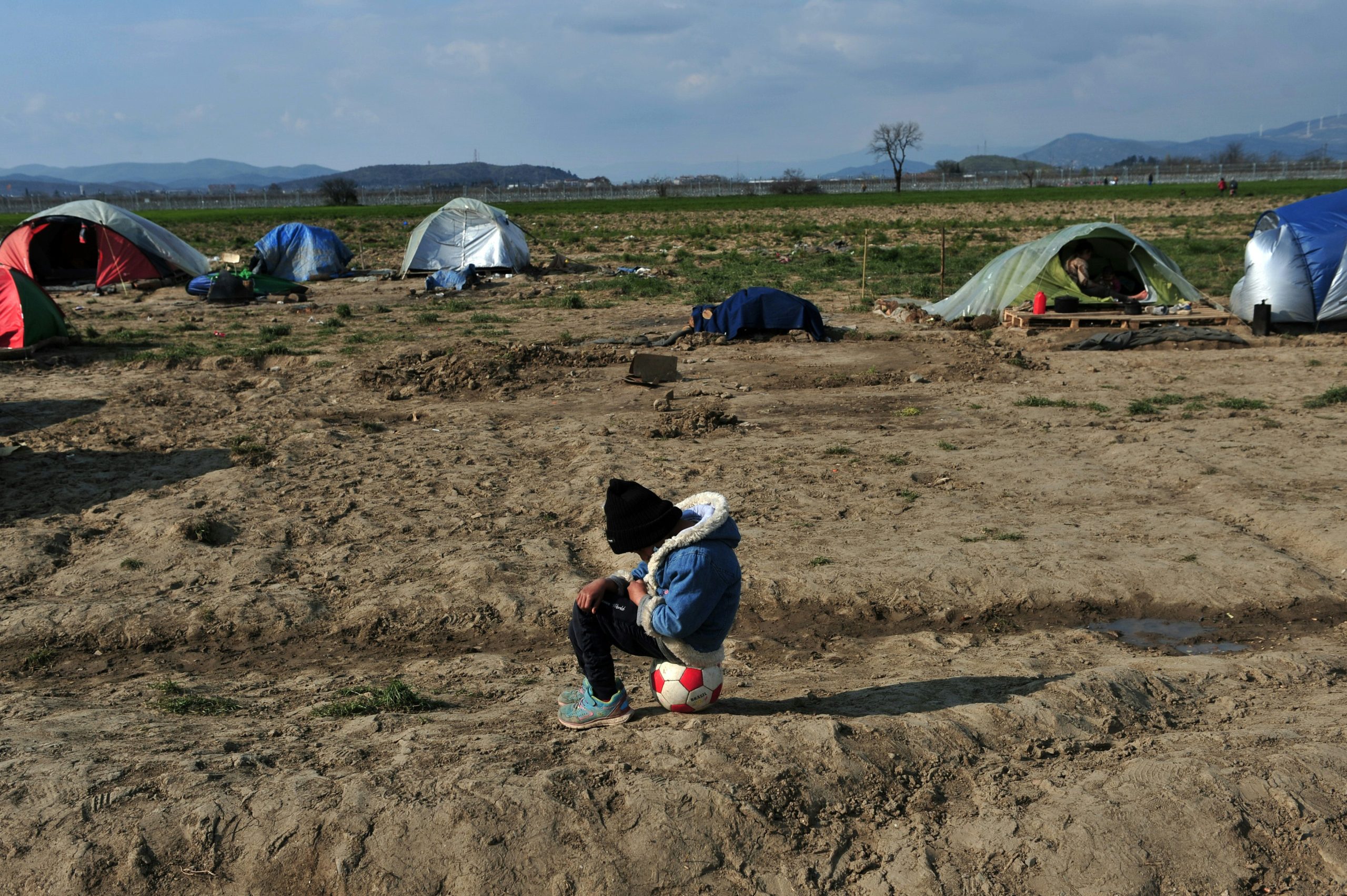 Portugal recebe grupo de 22 menores de campos de refugiados da Grécia