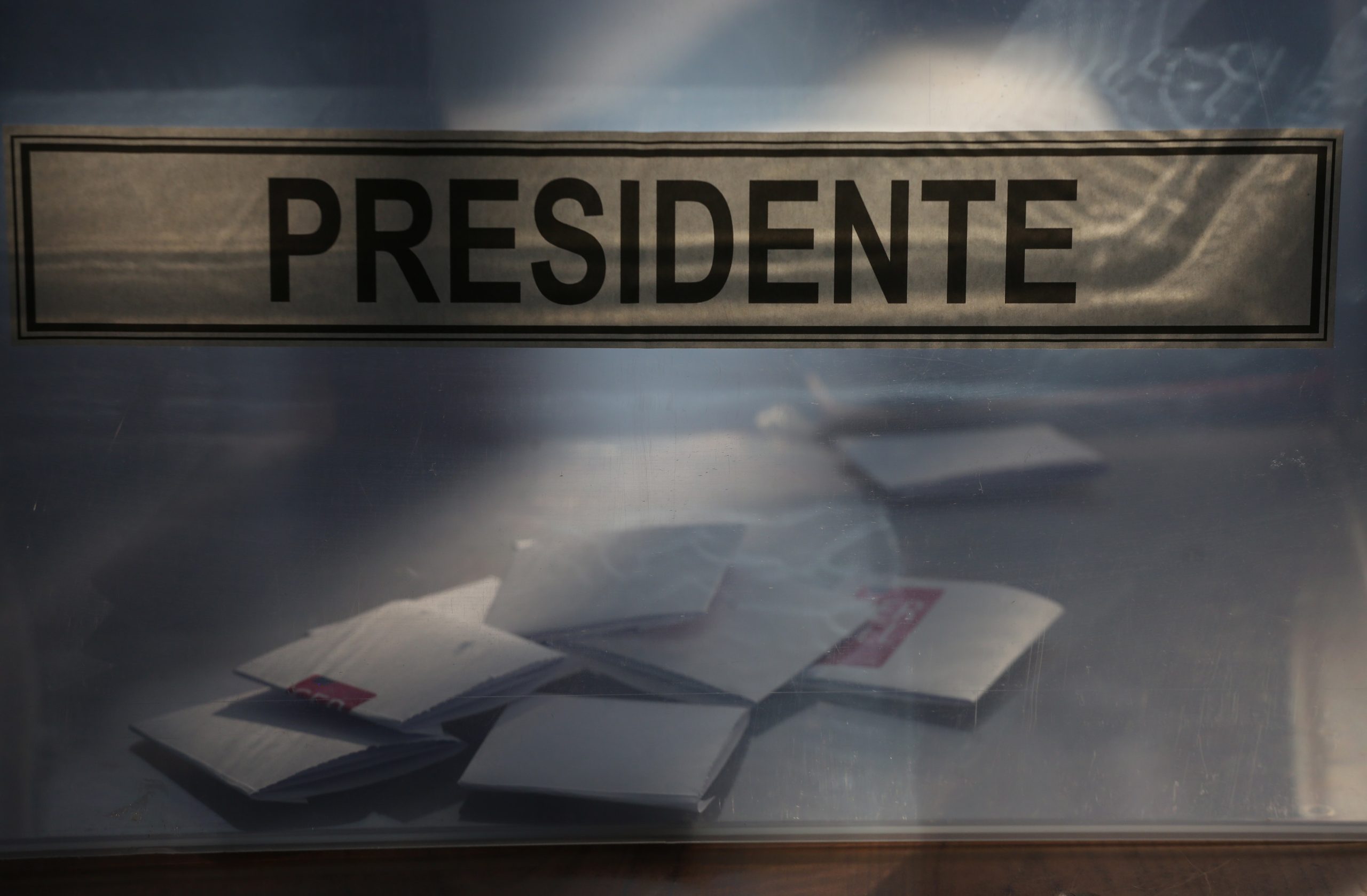 Candidato chileno da extrema-direita recorre à justiça se votação for renhida