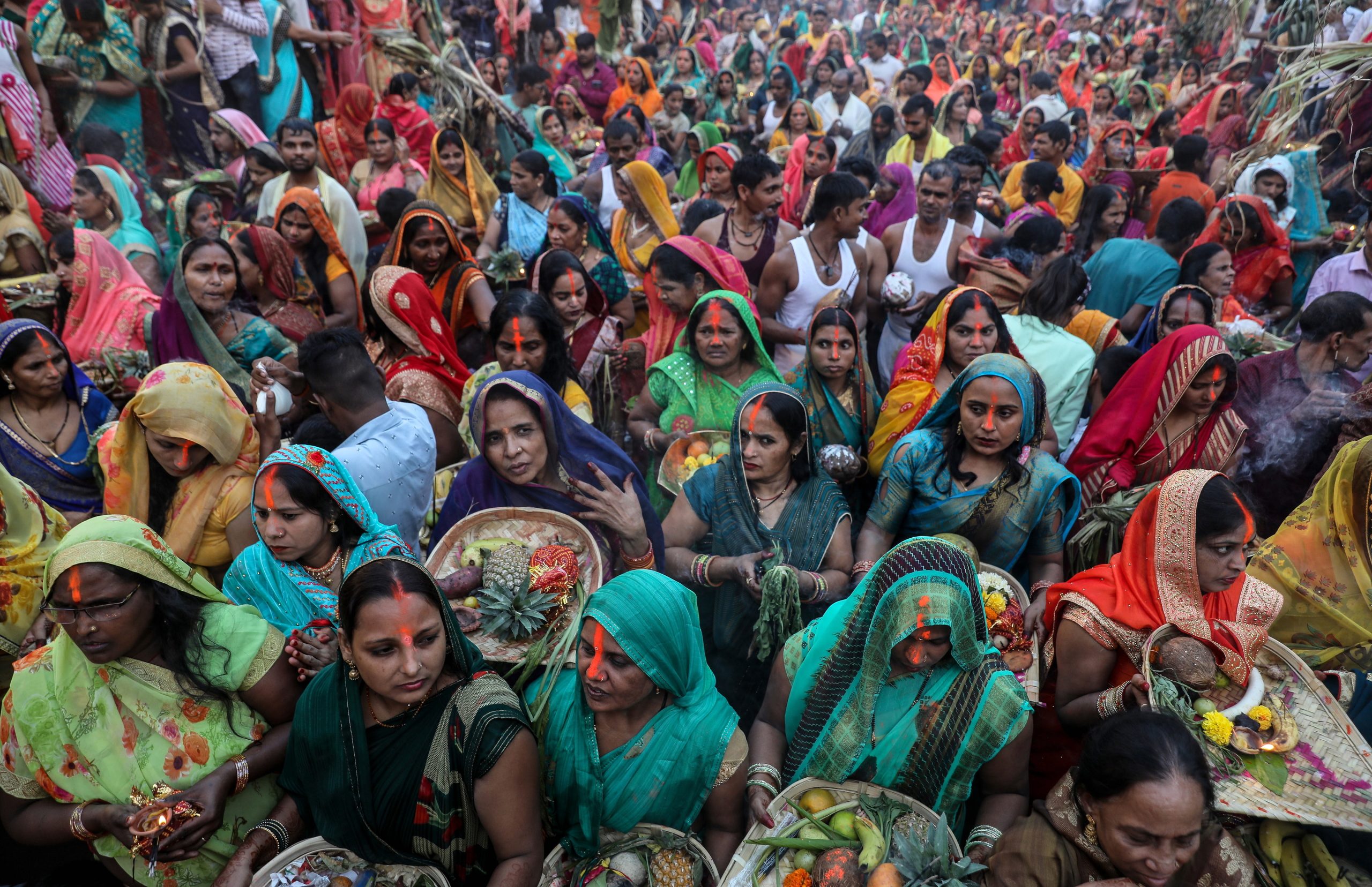 No festival Chhath Puja, na Índia, os devotos juntam-se dentro de água para adorar o deus sol