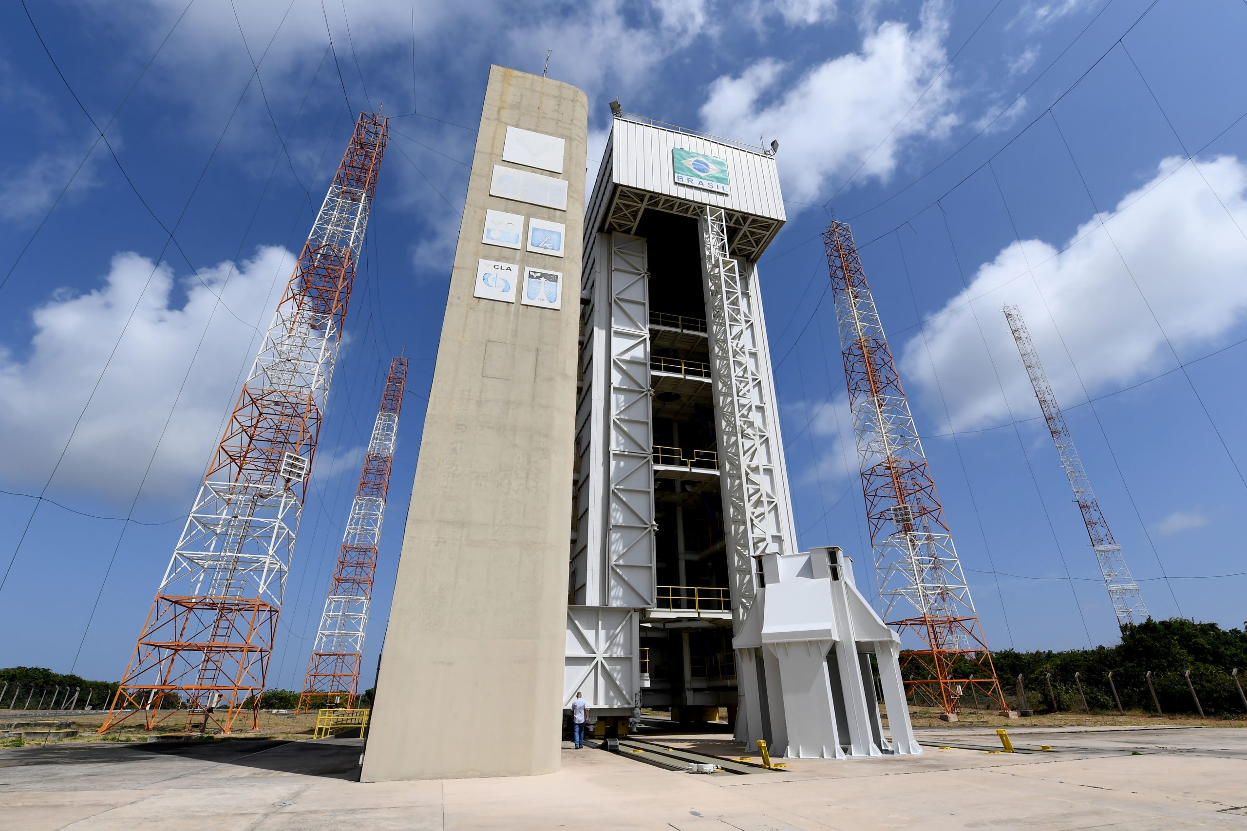 Brasil e EUA assinam acordo para uso de base espacial no Maranhão