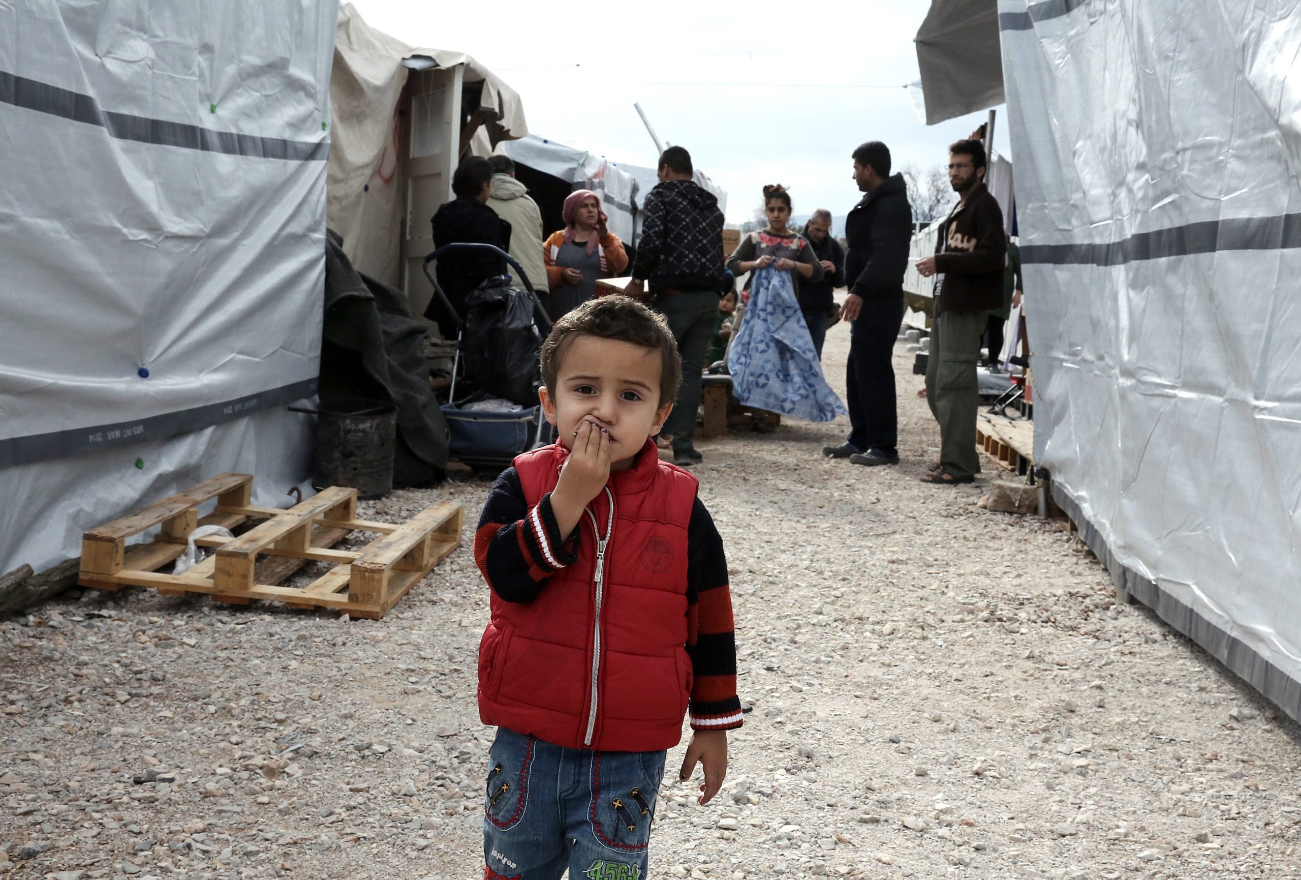 Bruxelas considera “insustentáveis” condições dos refugiados nas ilhas gregas