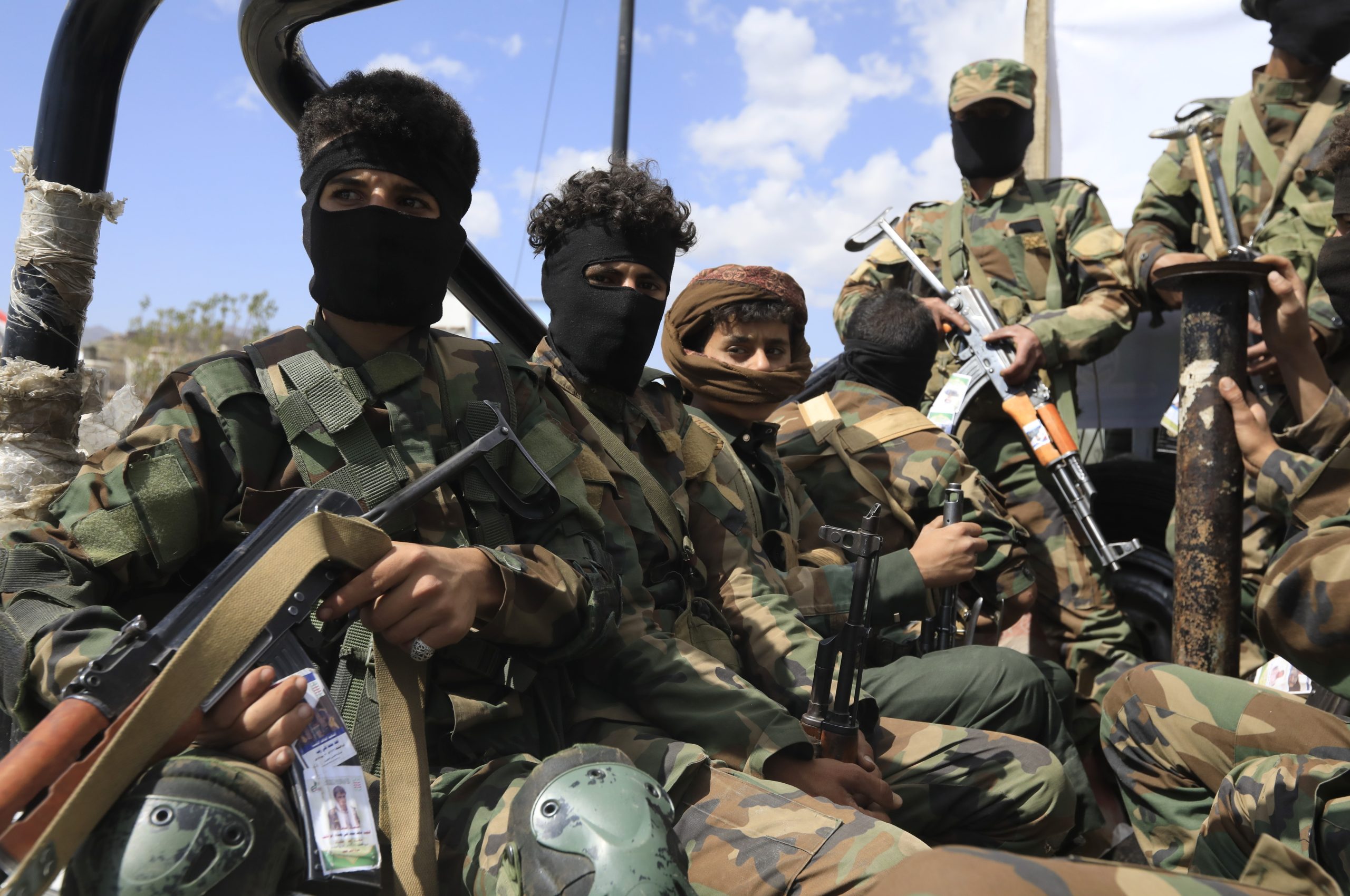 Houthis assumem controlo de ilha estratégica no estreito de Bab el-Mandeb