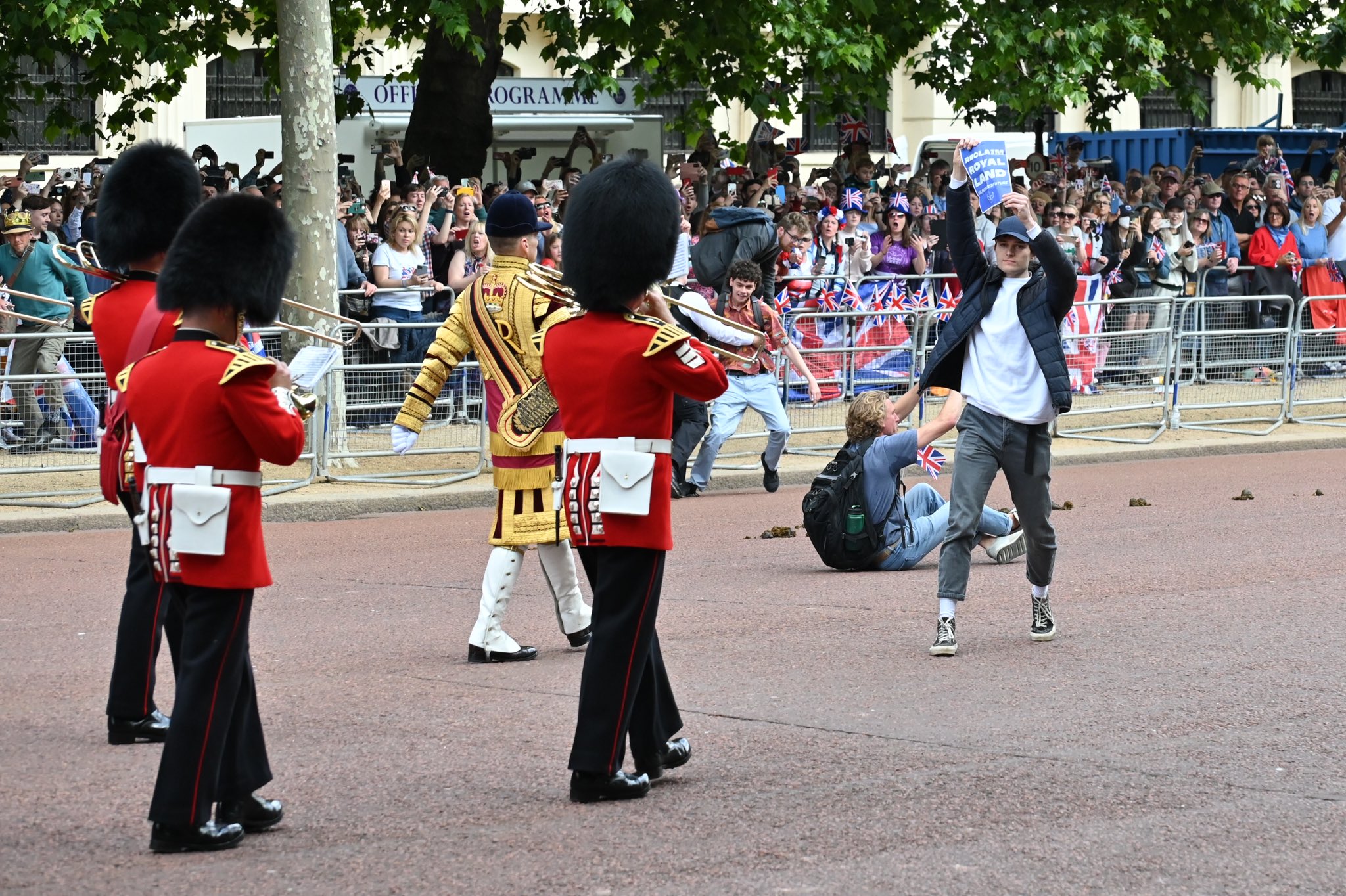 Polícia britânica detém ativistas pelos animais que tentaram interromper desfile de Isabel II