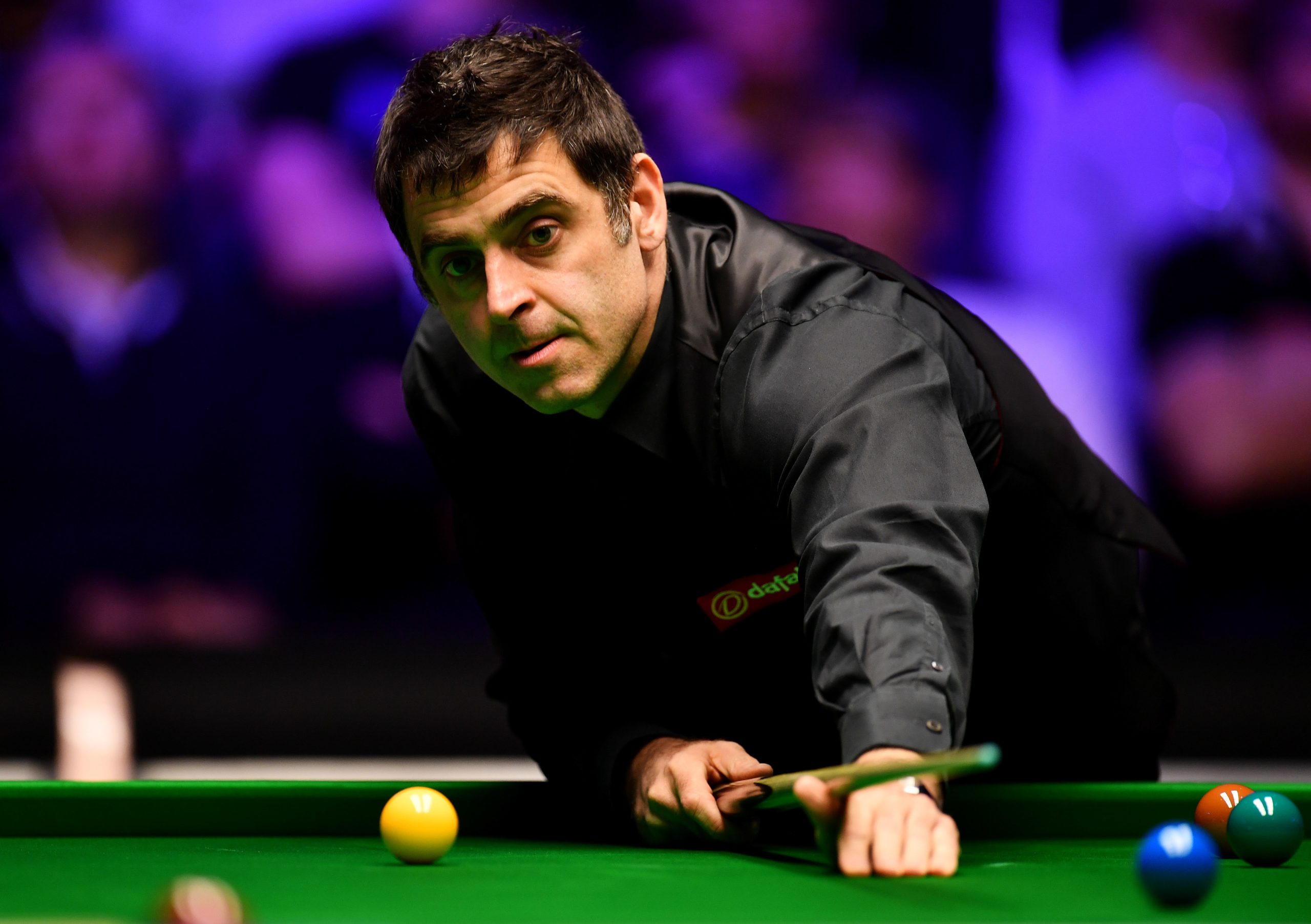Amador James Cahill afasta Ronnie O’Sullivan na abertura do Mundial de snooker
