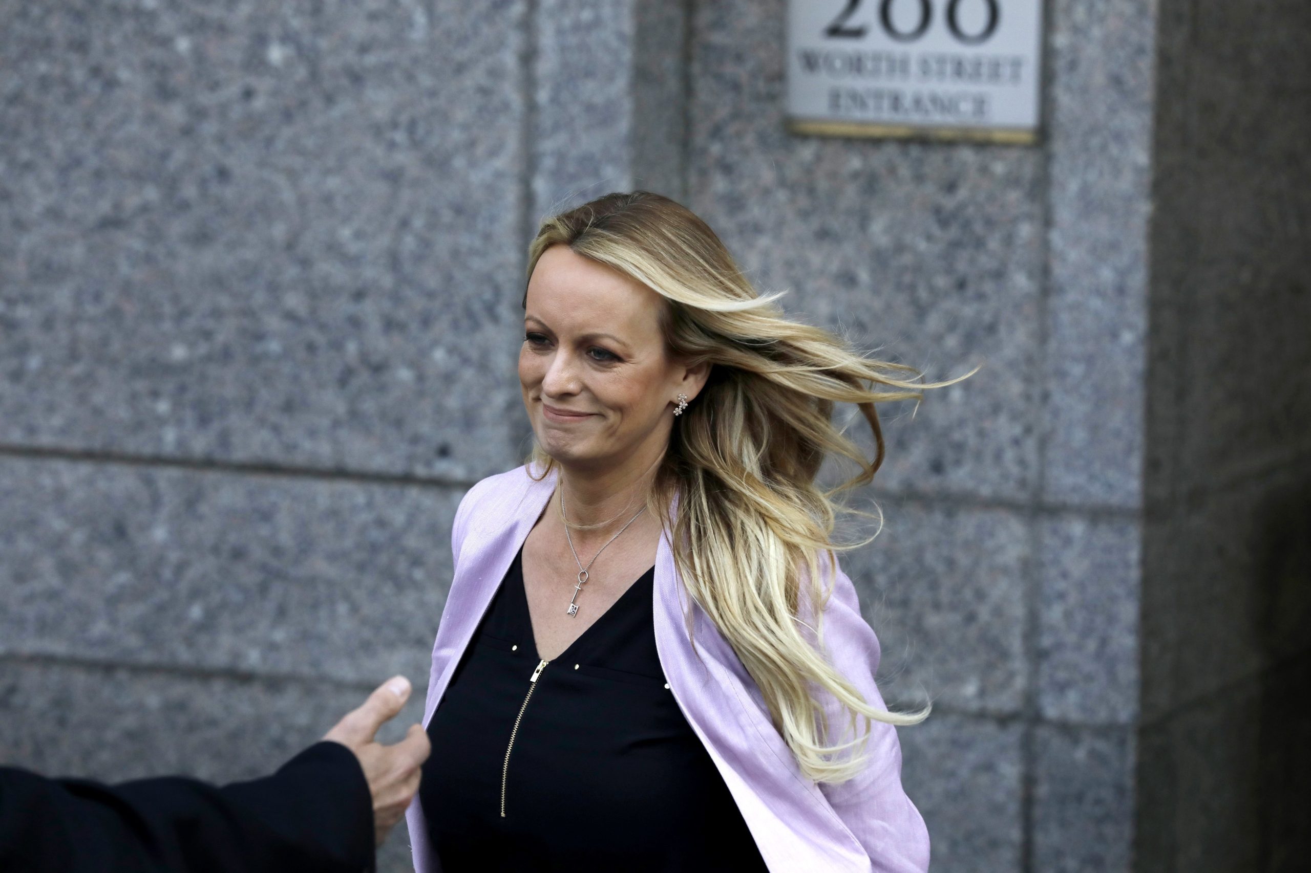 Stormy Daniels vai publicar um livro sobre a sua relação com Trump