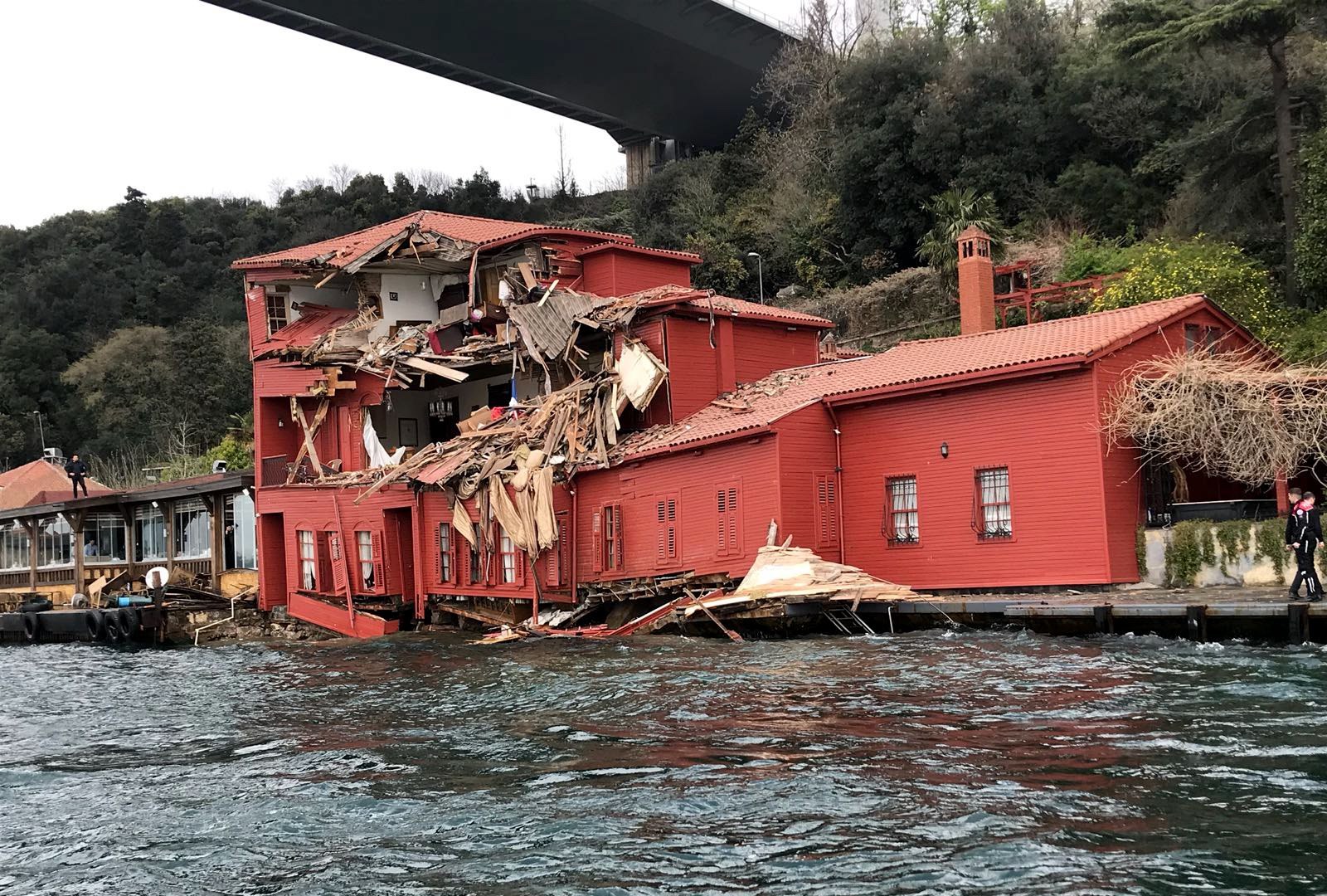 Navio embate contra edifício histórico na margem do Bósforo