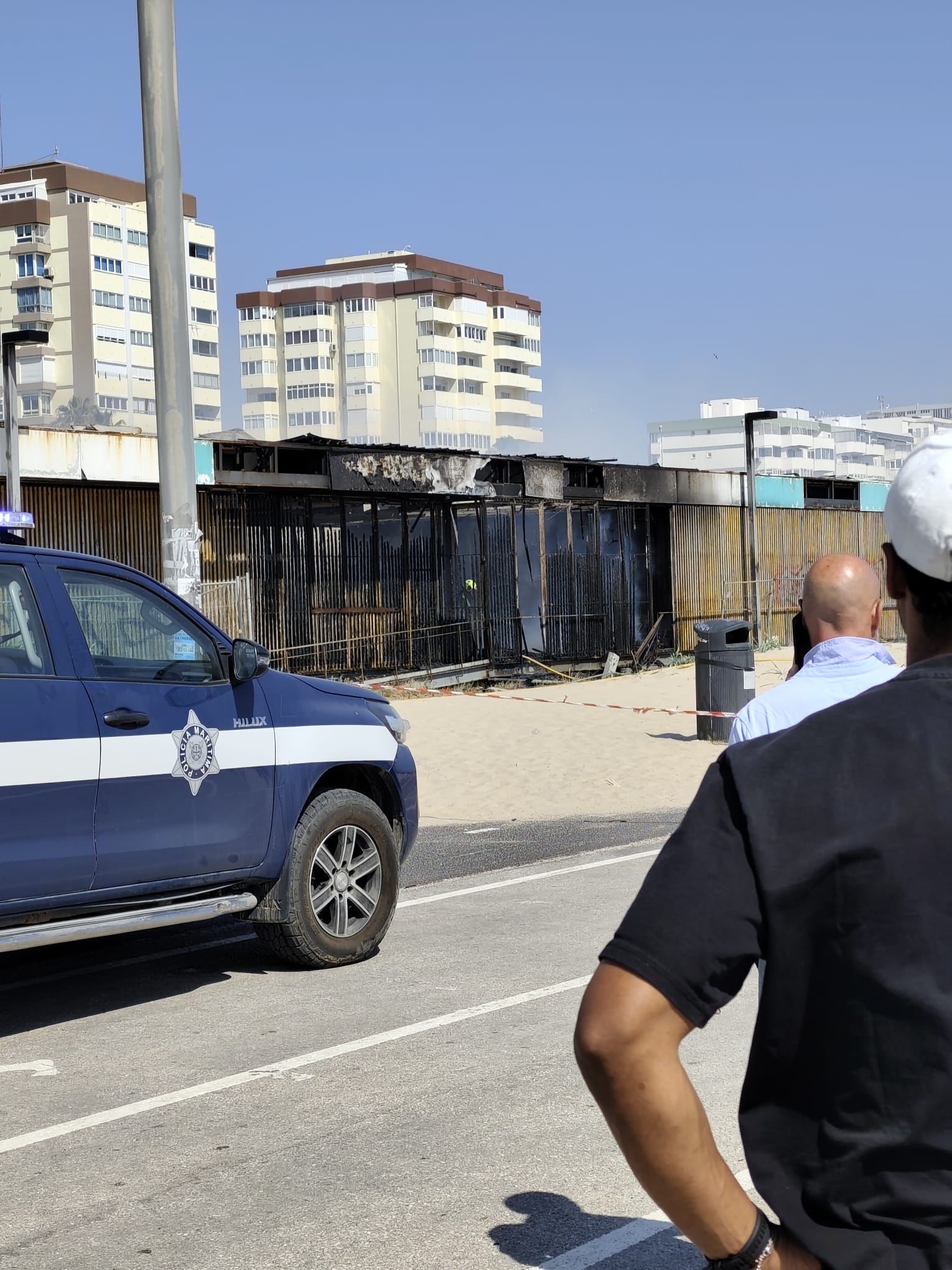 Caparica. Incêndio em bar na praia do Dragão Vermelho em fase de rescaldo