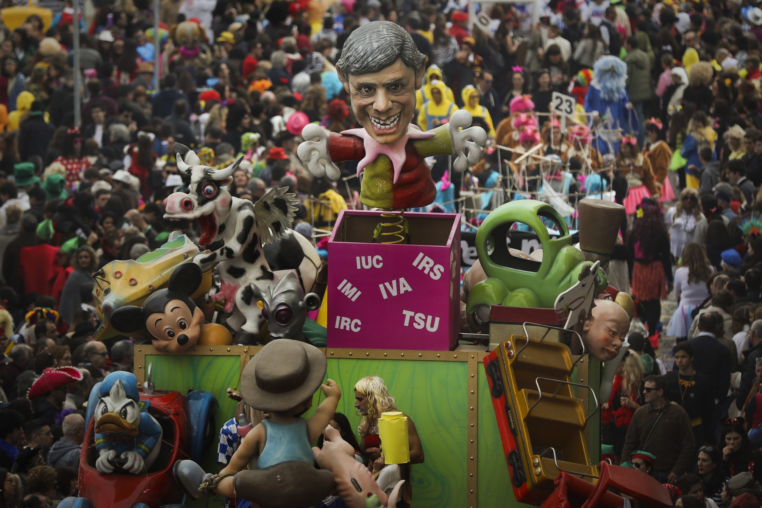 Mau tempo sai à rua. Desfiles de Carnaval talvez não. Já há cancelamentos