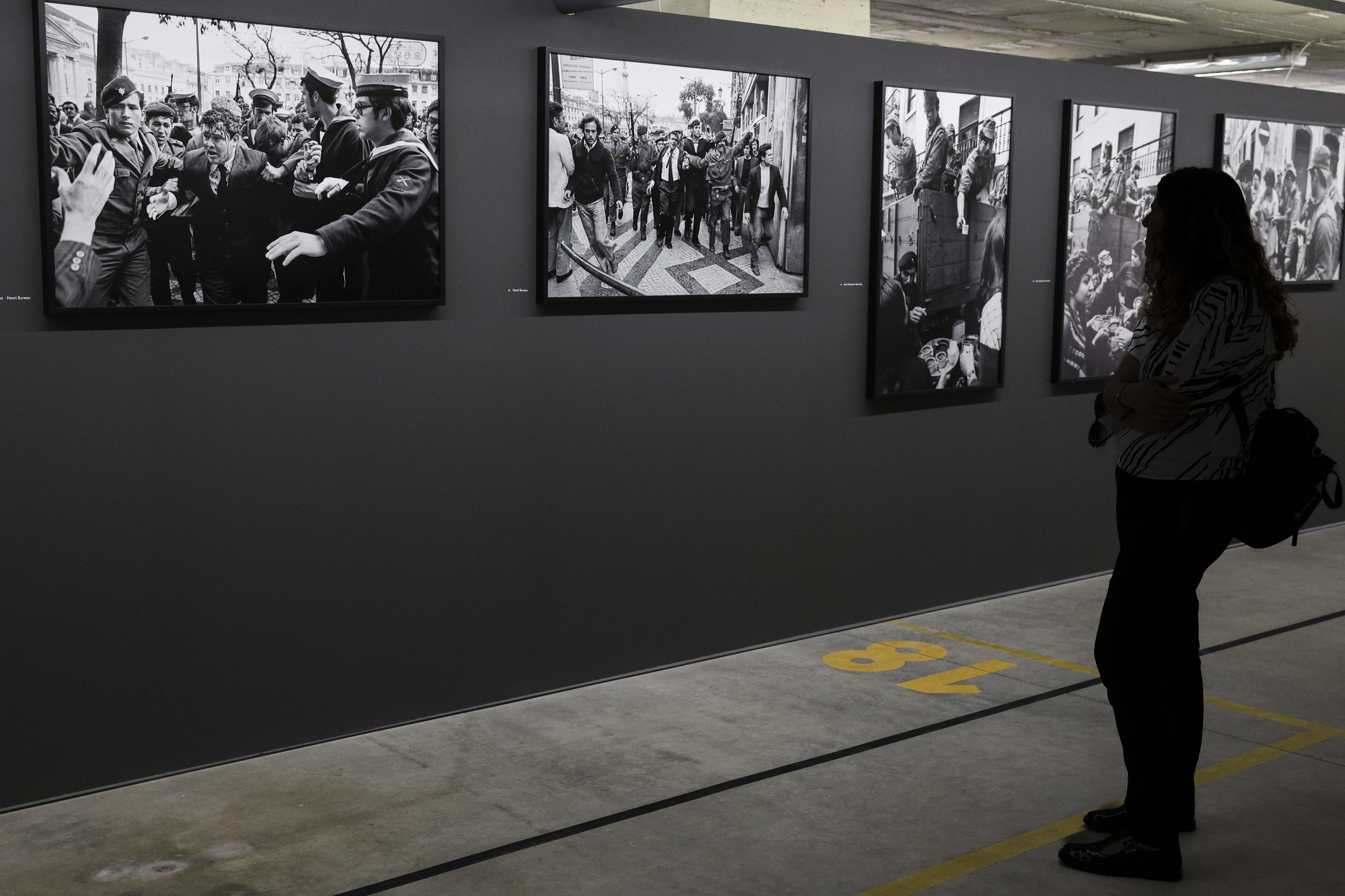 Exposição de fotografia que traz a Portugal o olhar estrangeiro sobre a revolução de Abril patente a partir de sábado