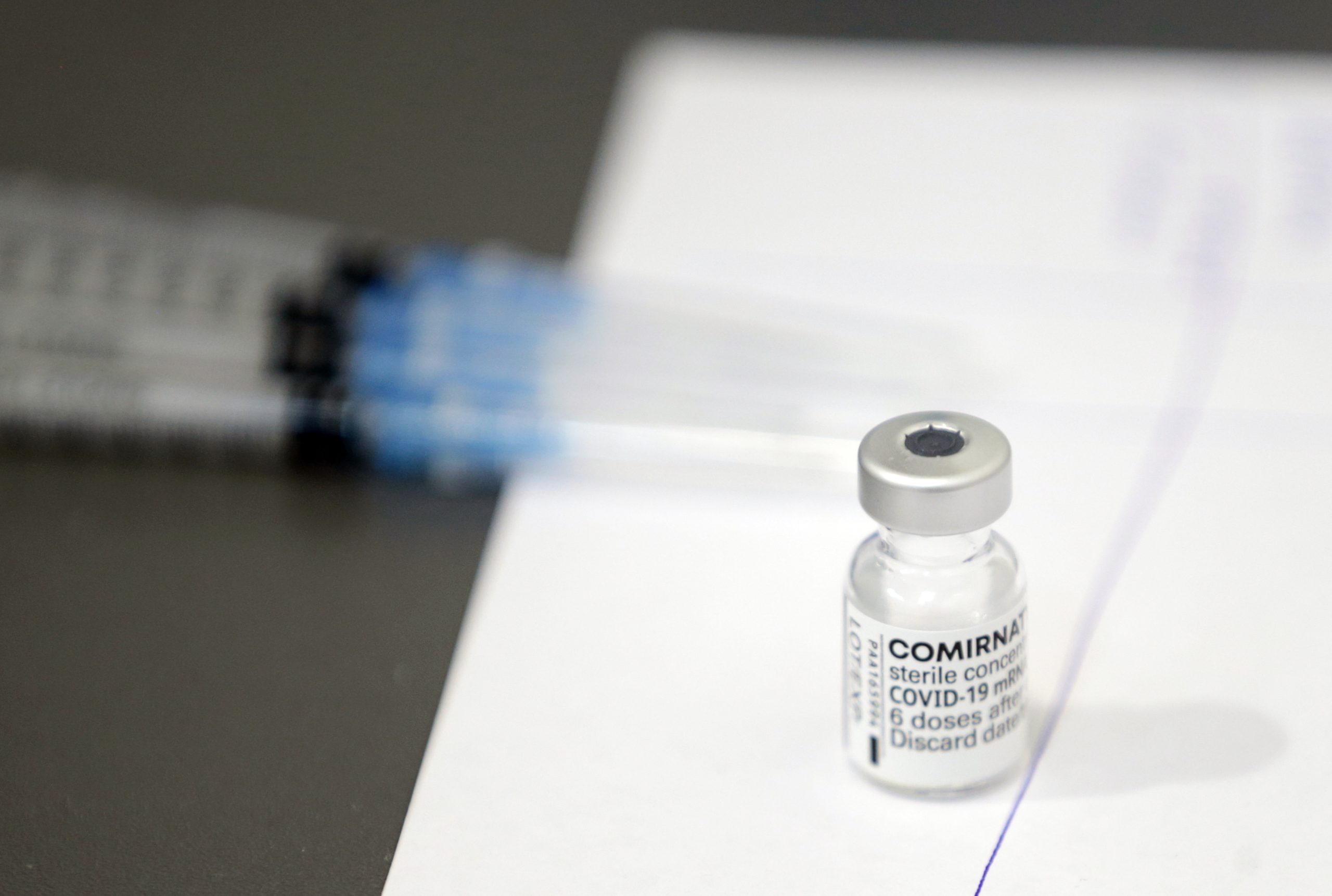 Covid-19: Pfizer entrega mais 20 milhões de doses à União Europeia no primeiro trimestre de 2022