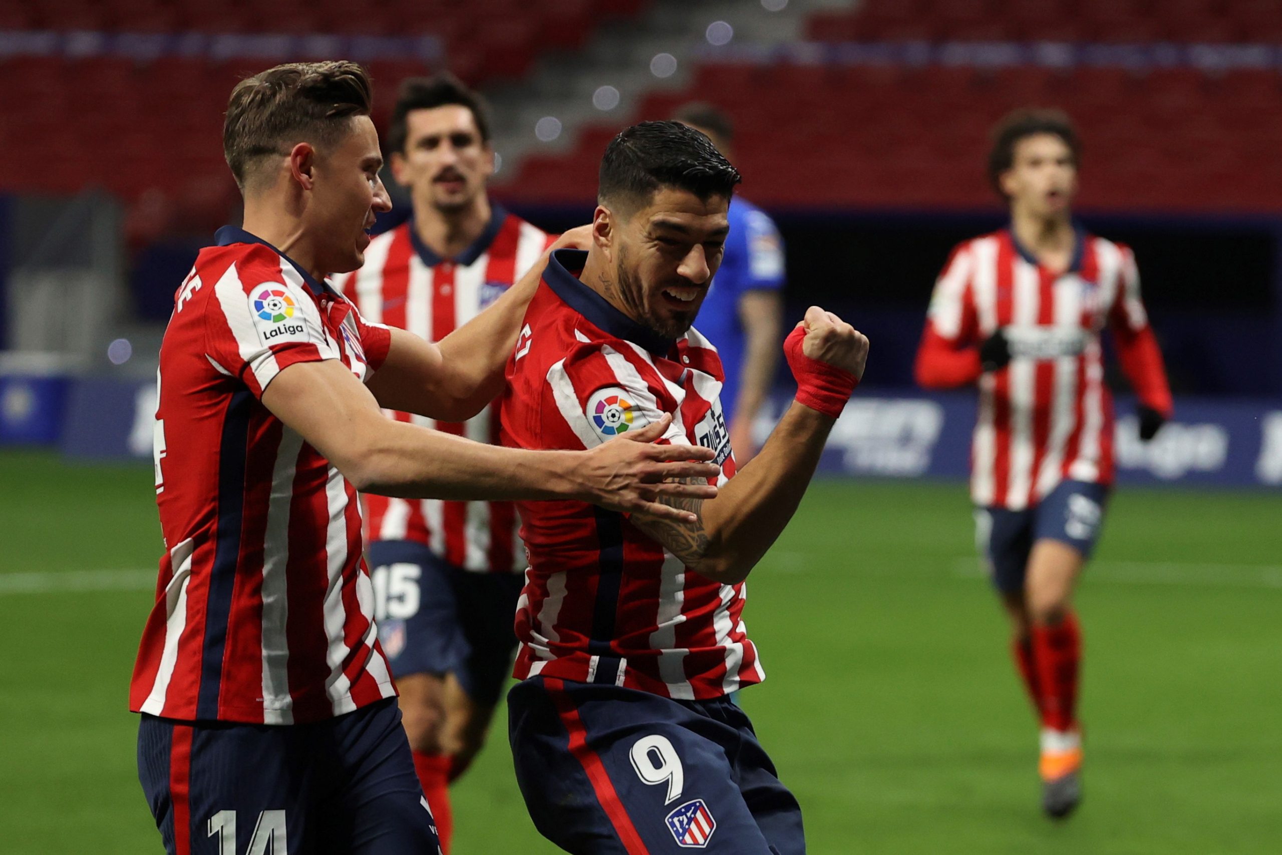 Luís Suárez ‘salva e dá liderança ao Atlético Madrid na LaLiga