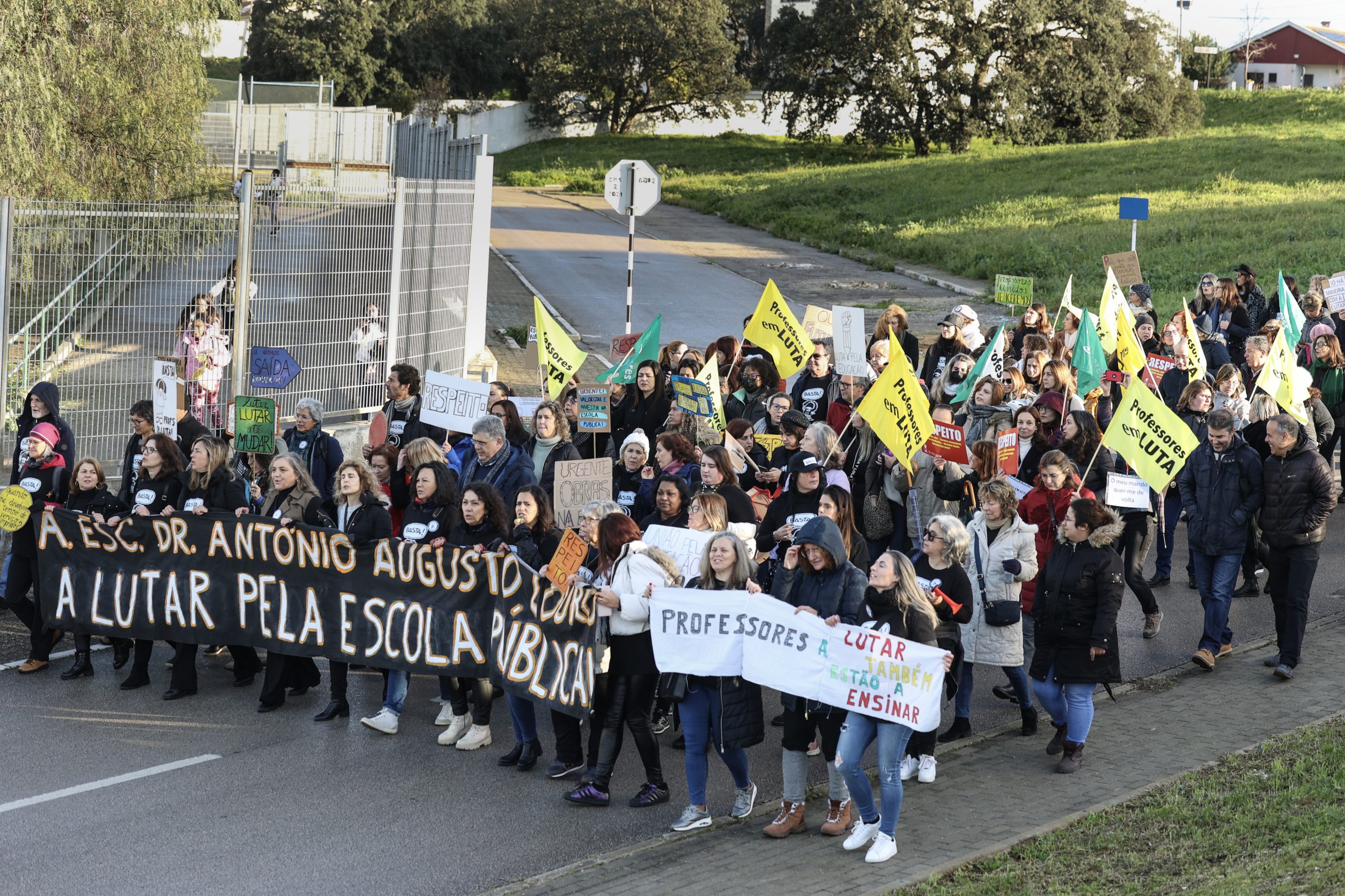 Dezenas de professores, alunos e auxiliares marcham no Seixal em defesa da escola pública