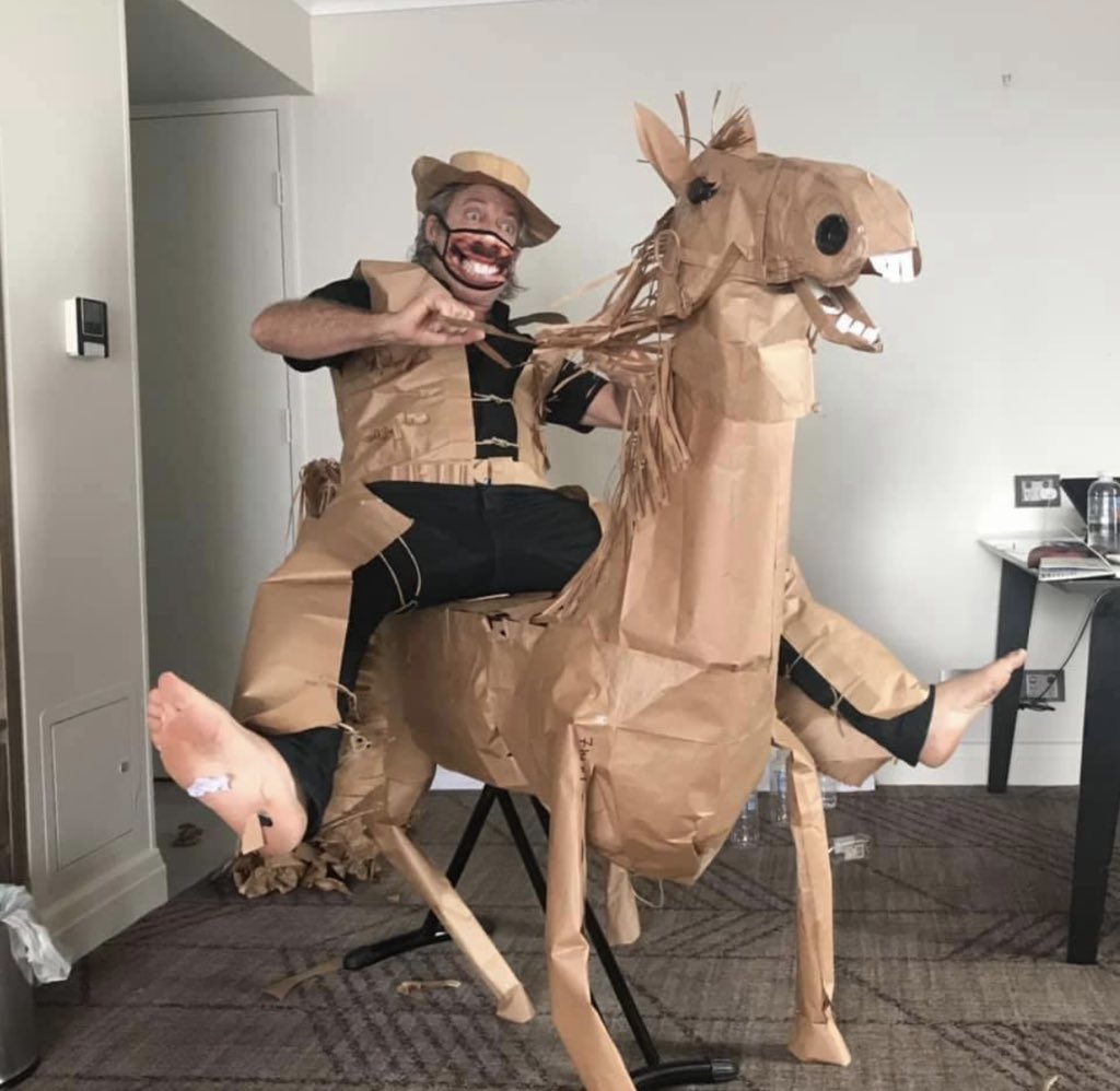 A quarentena do cowboy Marriott e do seu cavalo Russell — feito de sacos de papel de comida