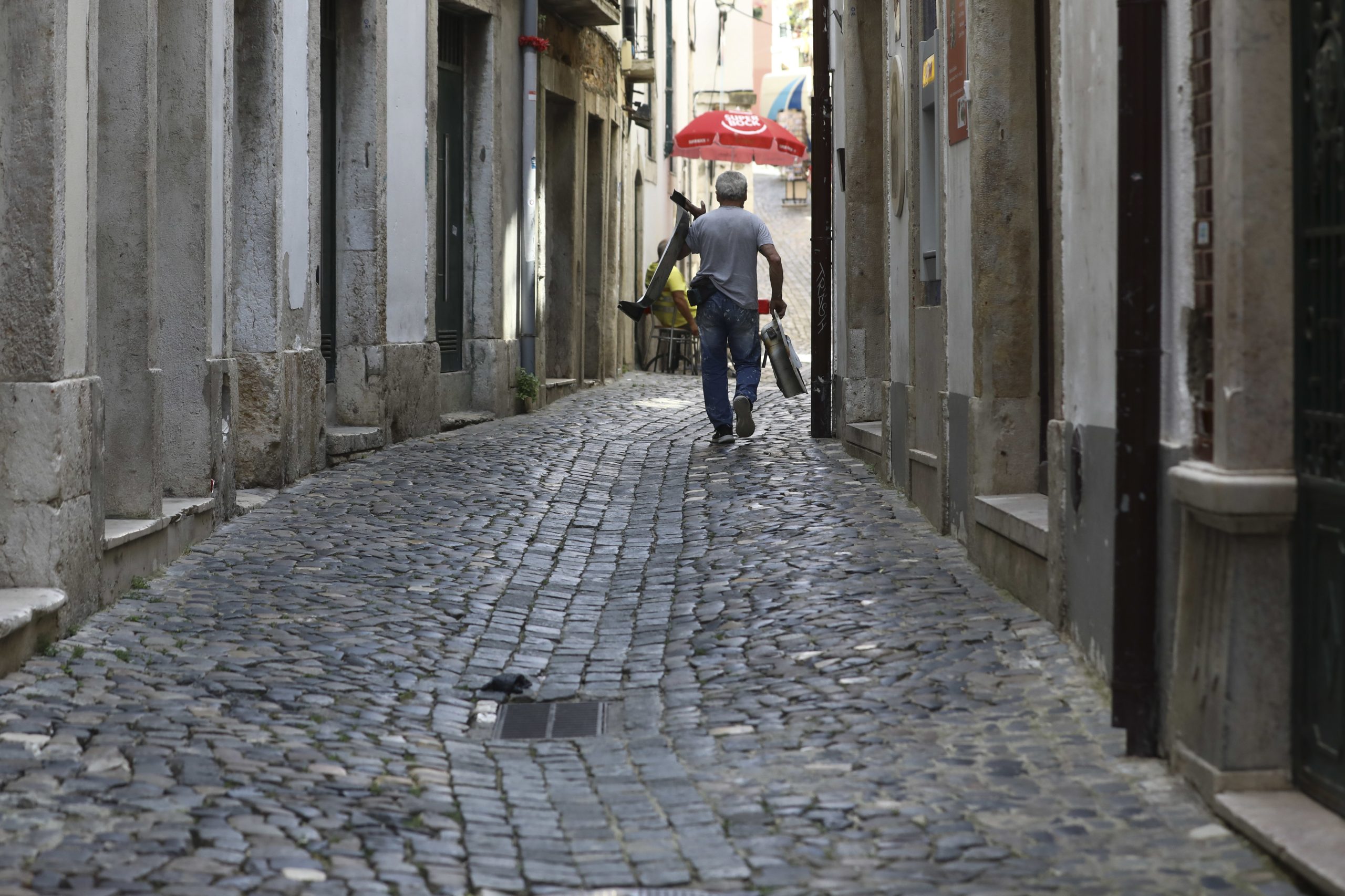 Sem cheirar a Santos, roupas nas janelas decoram bairro de Alfama em Lisboa