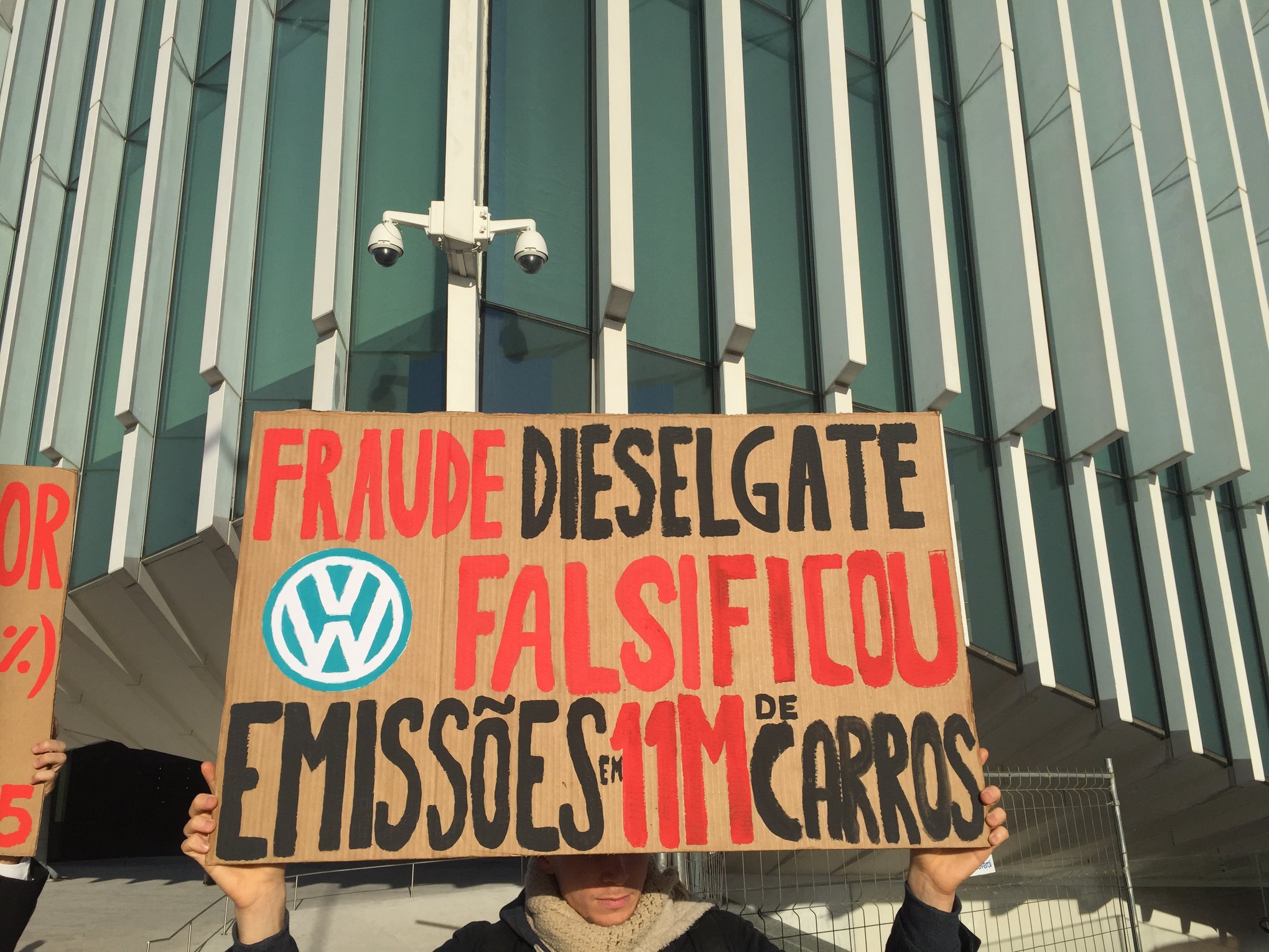 Ambientalistas protestam contra cimeira de “poluidores” que discutem transportes do futuro