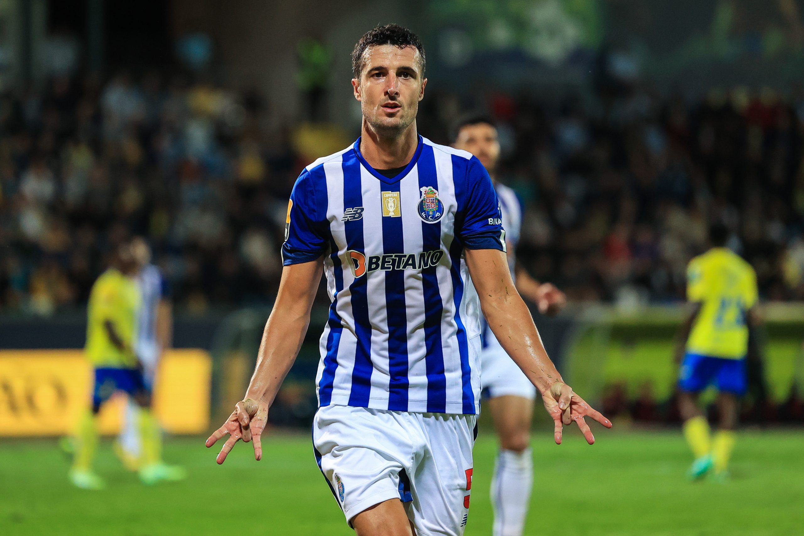 Defesa Iván Marcano renova com o FC Porto por mais duas épocas