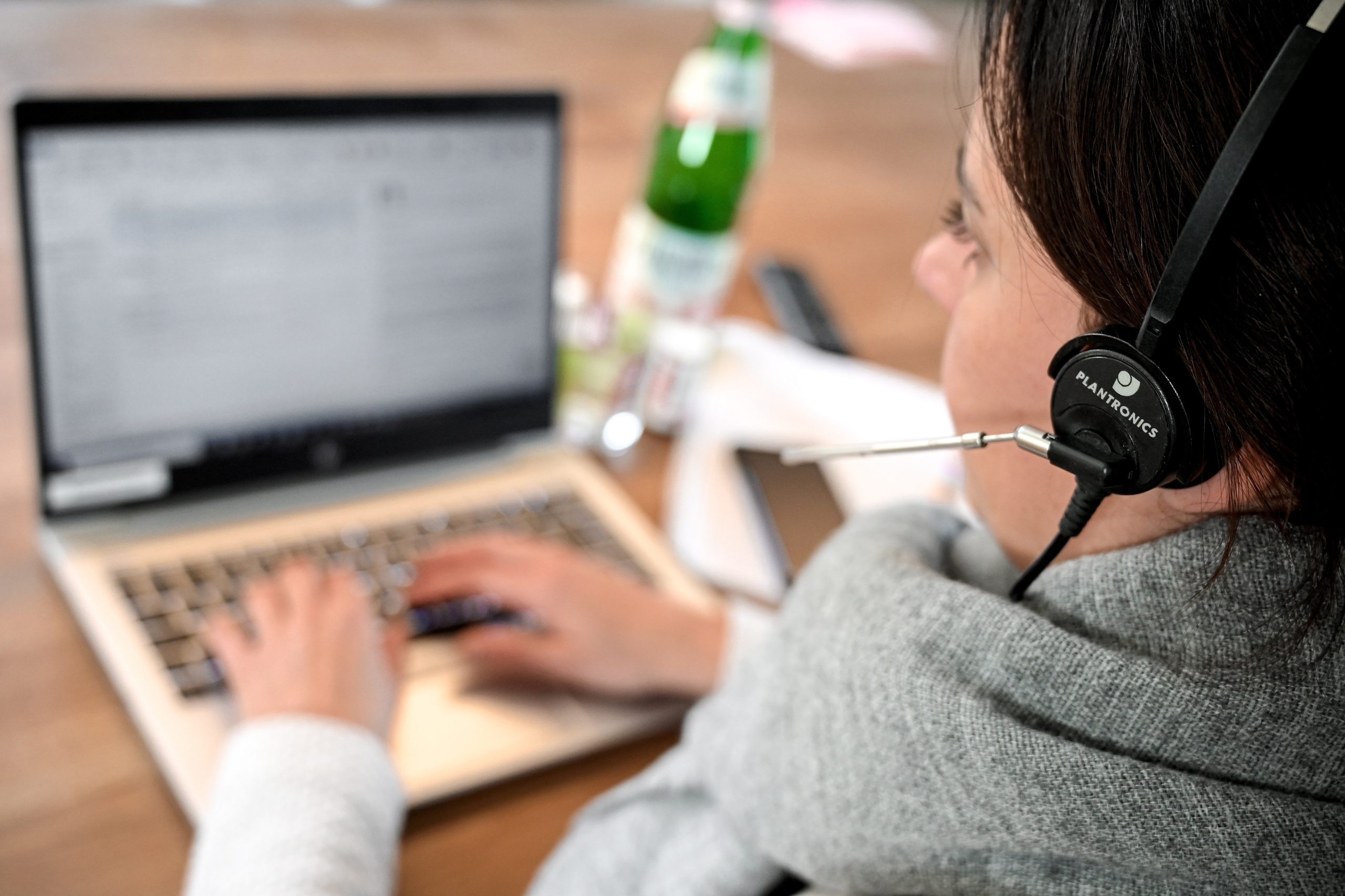 No regresso ao trabalho “nunca discuta com um idiota, ele vence sempre pela experiência”
