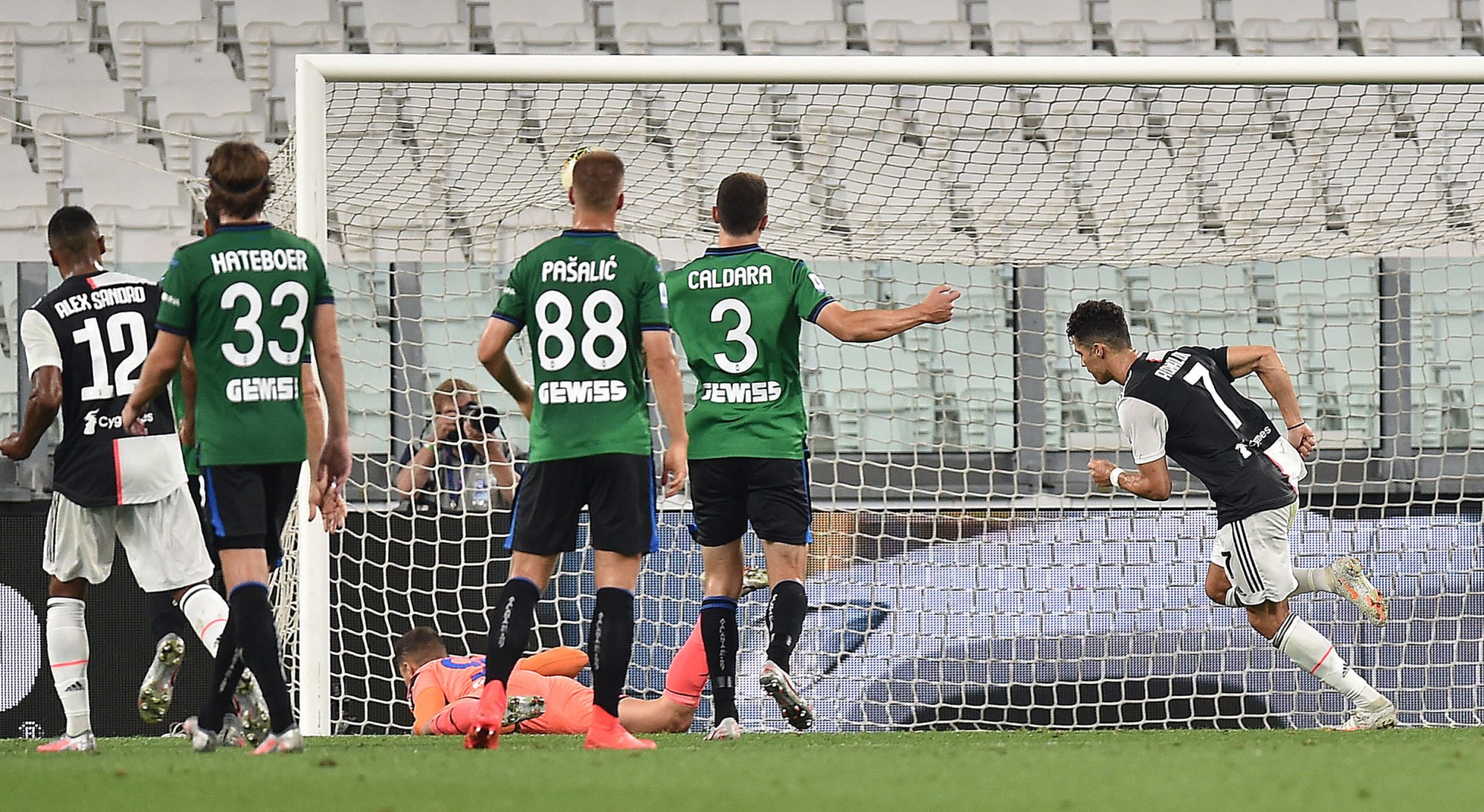 Dois golos de penálti de Ronaldo garantem empate da Juventus com a Atalanta