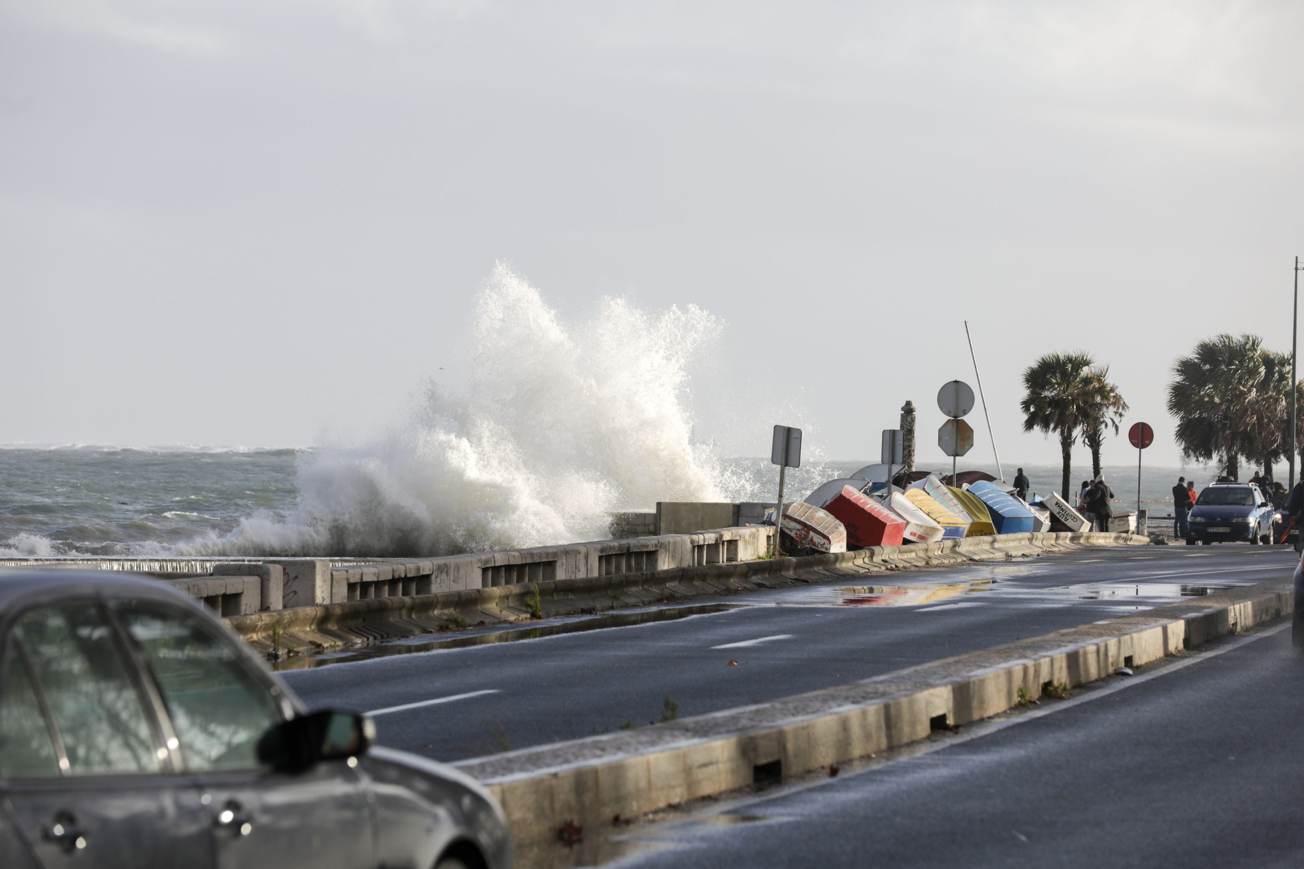 Mau tempo: Marginal de Oeiras reaberta ao trânsito no sentido Cascais-Lisboa