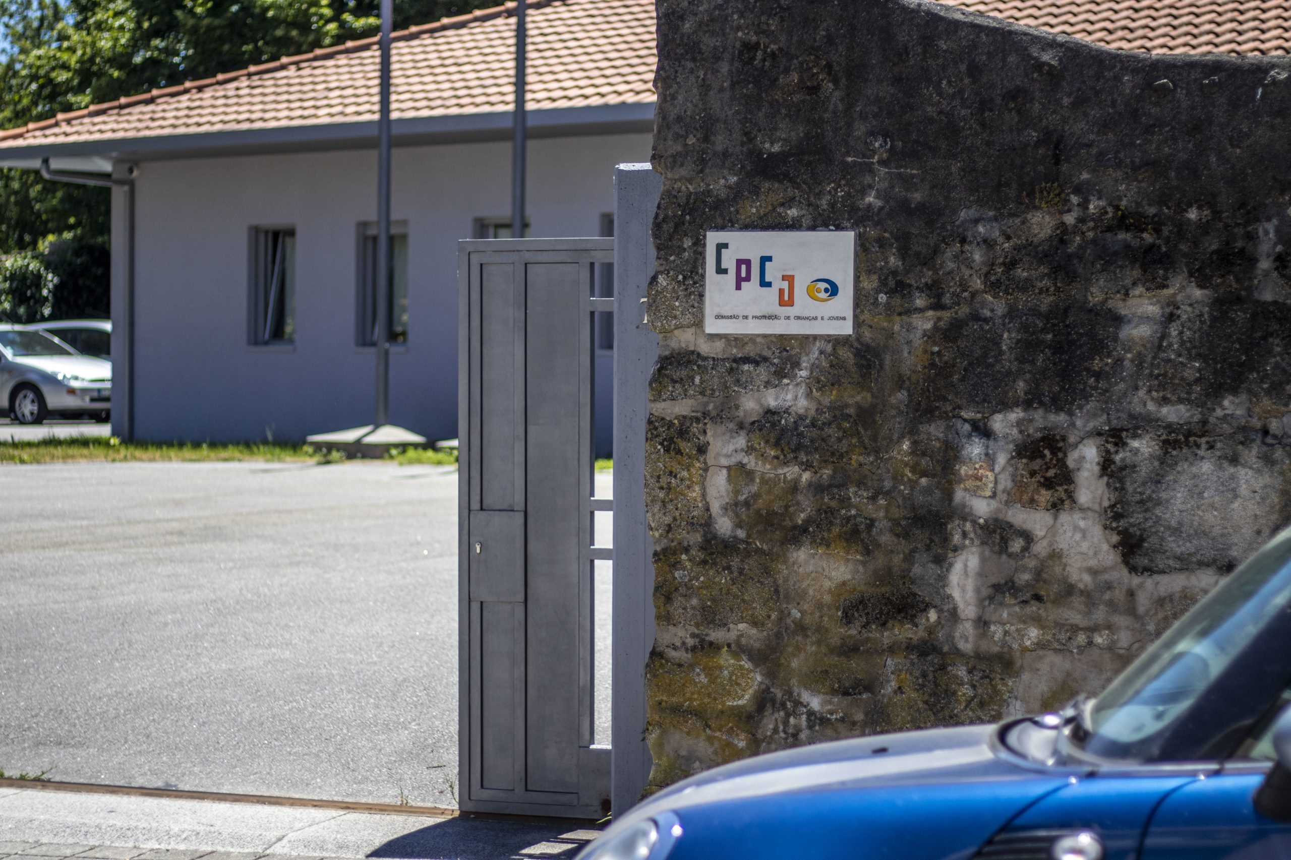 Gémeas que viviam em garagem na Amadora estavam sinalizadas há seis anos