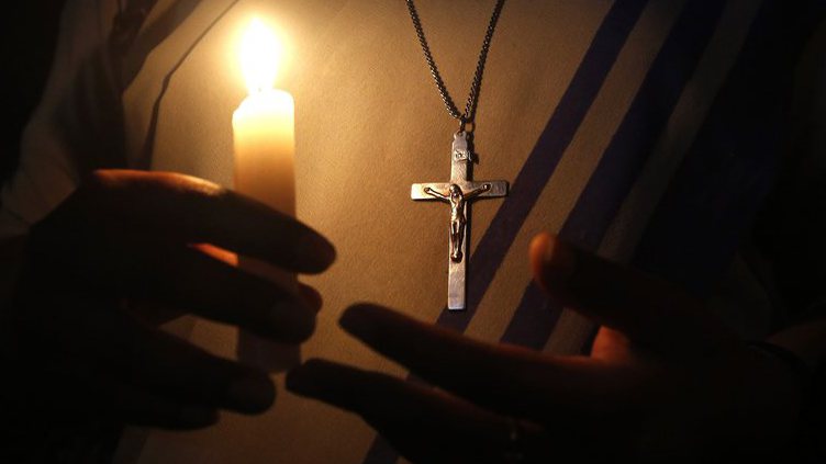 Cordão humano mostrou apoio a padre dispensado da igreja do Monte na Madeira