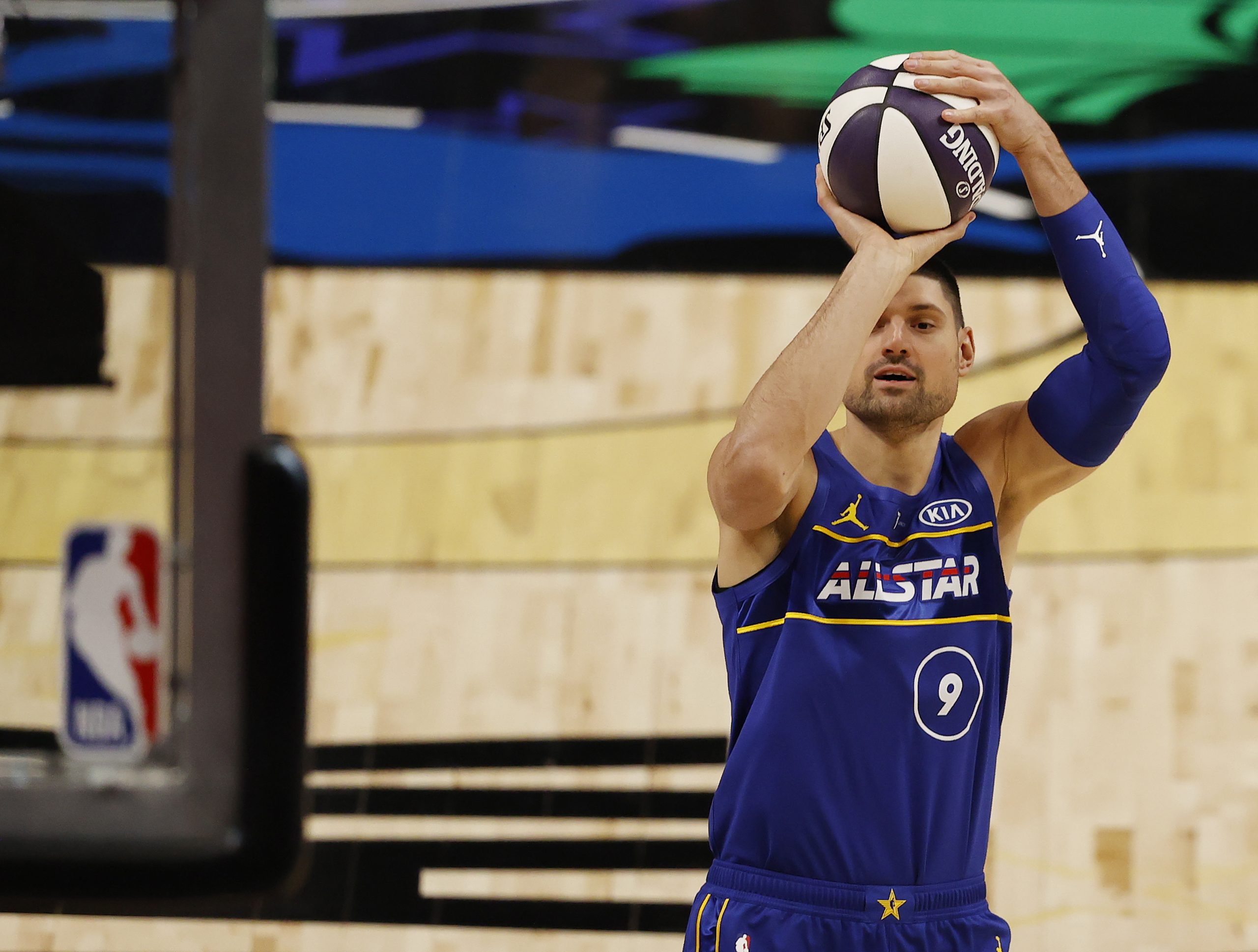 Bar aberto em Orlando num dia louco de trocas na NBA