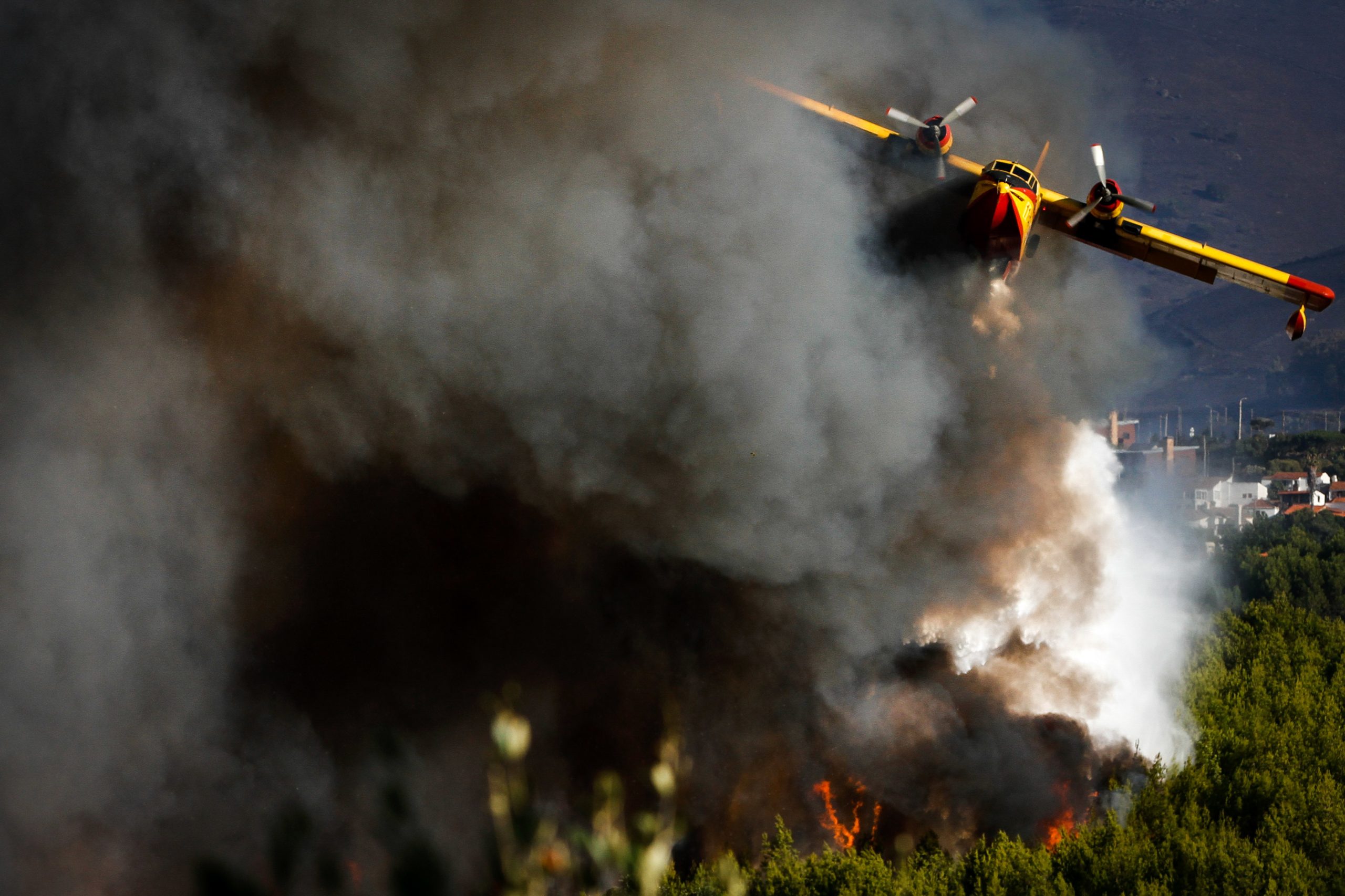 Incêndio em Sintra-Cascais. Mais de 300 pessoas retiradas e 18 feridos ligeiros