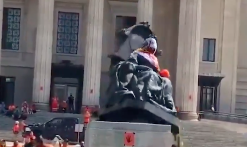 Estátuas das rainhas Isabel II e Vitória vandalizadas como protesto no Canadá