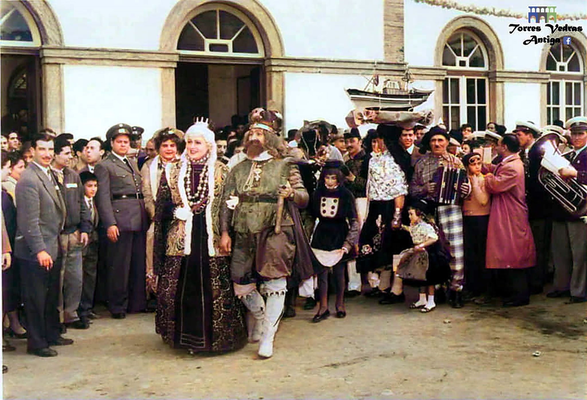 “A vida são dois dias e o Carnaval de Torres são seis” — mas este ano a folia faz-se em casa