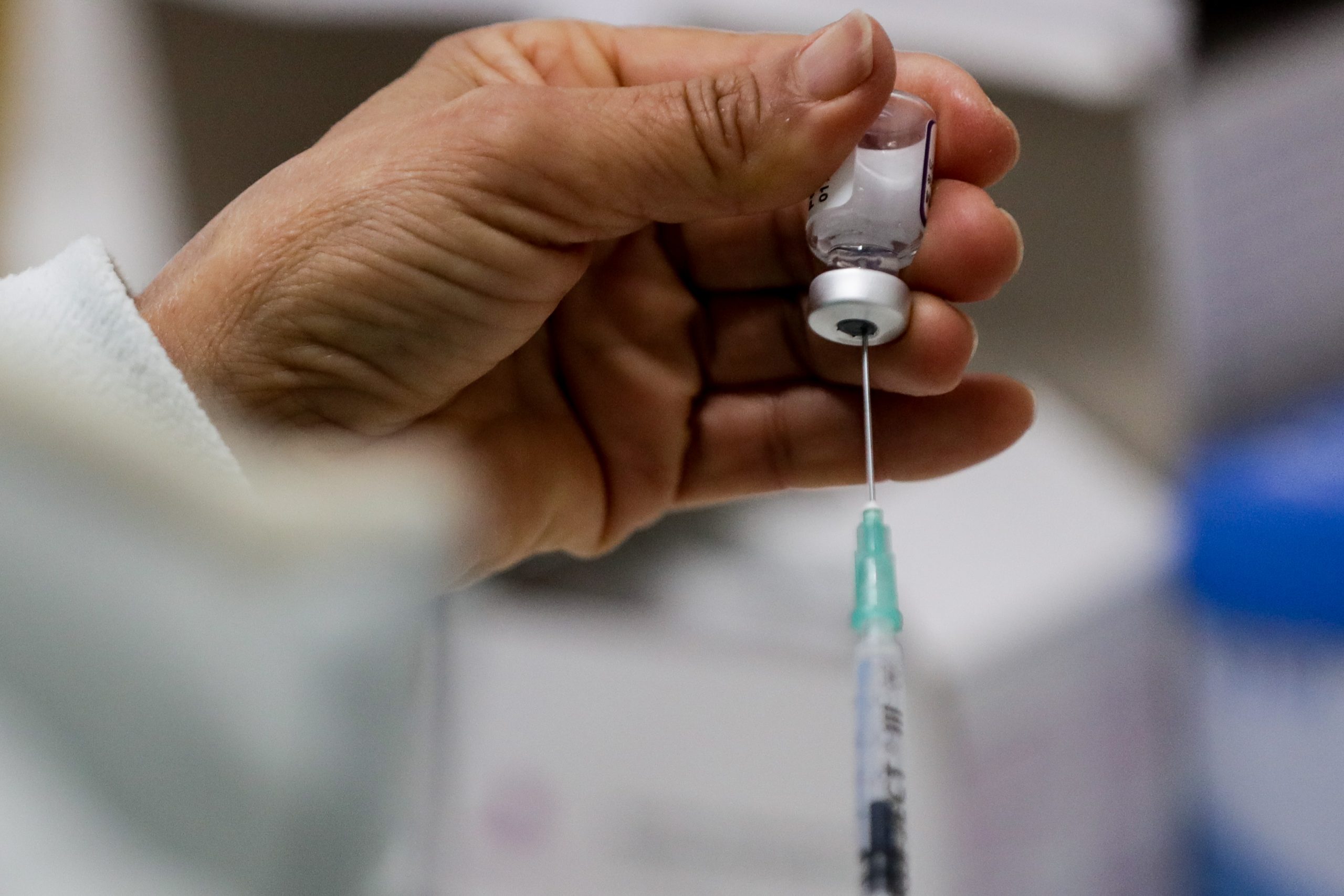 Covid-19: OMS avisa que ómicron se espalha no leste europeu com menos vacinados