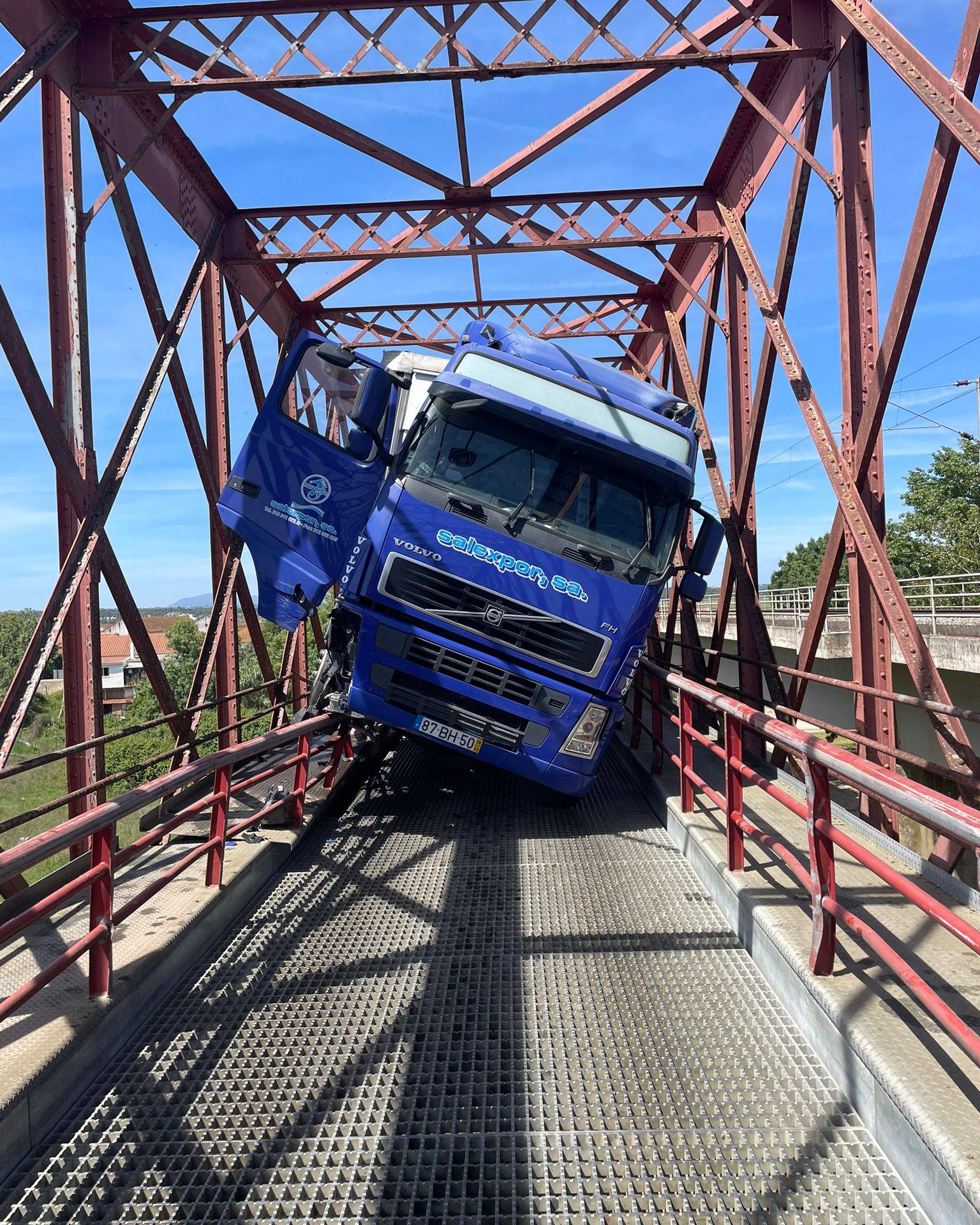Camião imobilizado obriga ao corte de ponte D.Amélia no Cartaxo