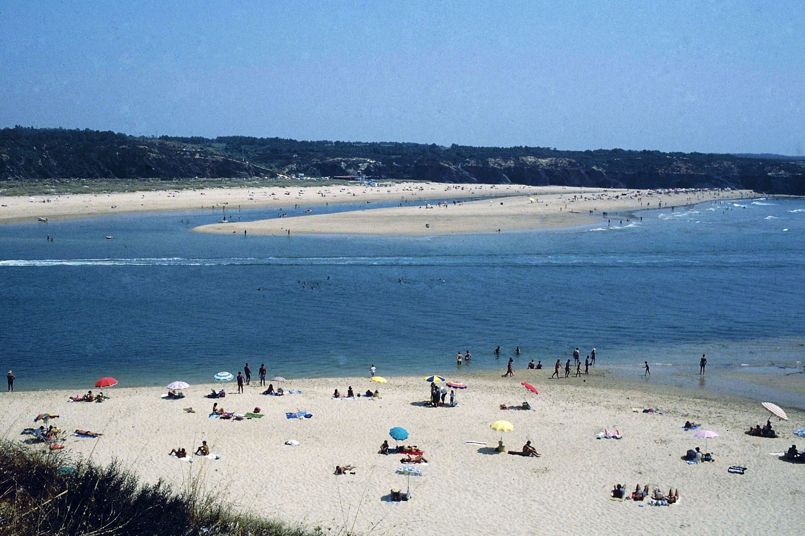 Mulher surfista resgatada na praia das Furnas em Vila Nova de Milfontes