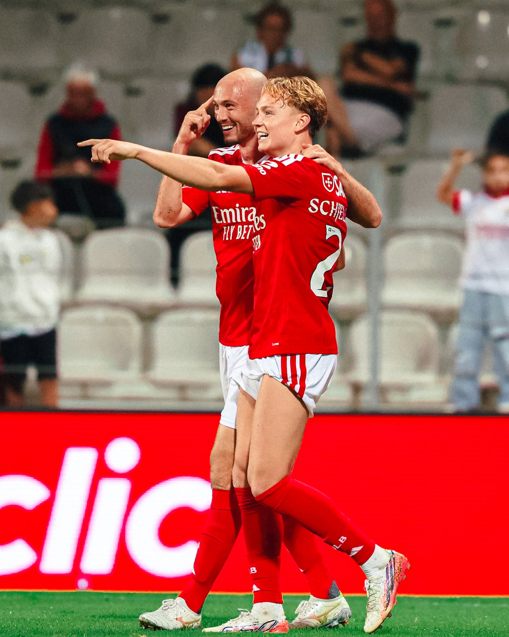 Em Moreira de Cónegos, Benfica goleia Moreirense e alcança Sporting no 2.º lugar da I Liga