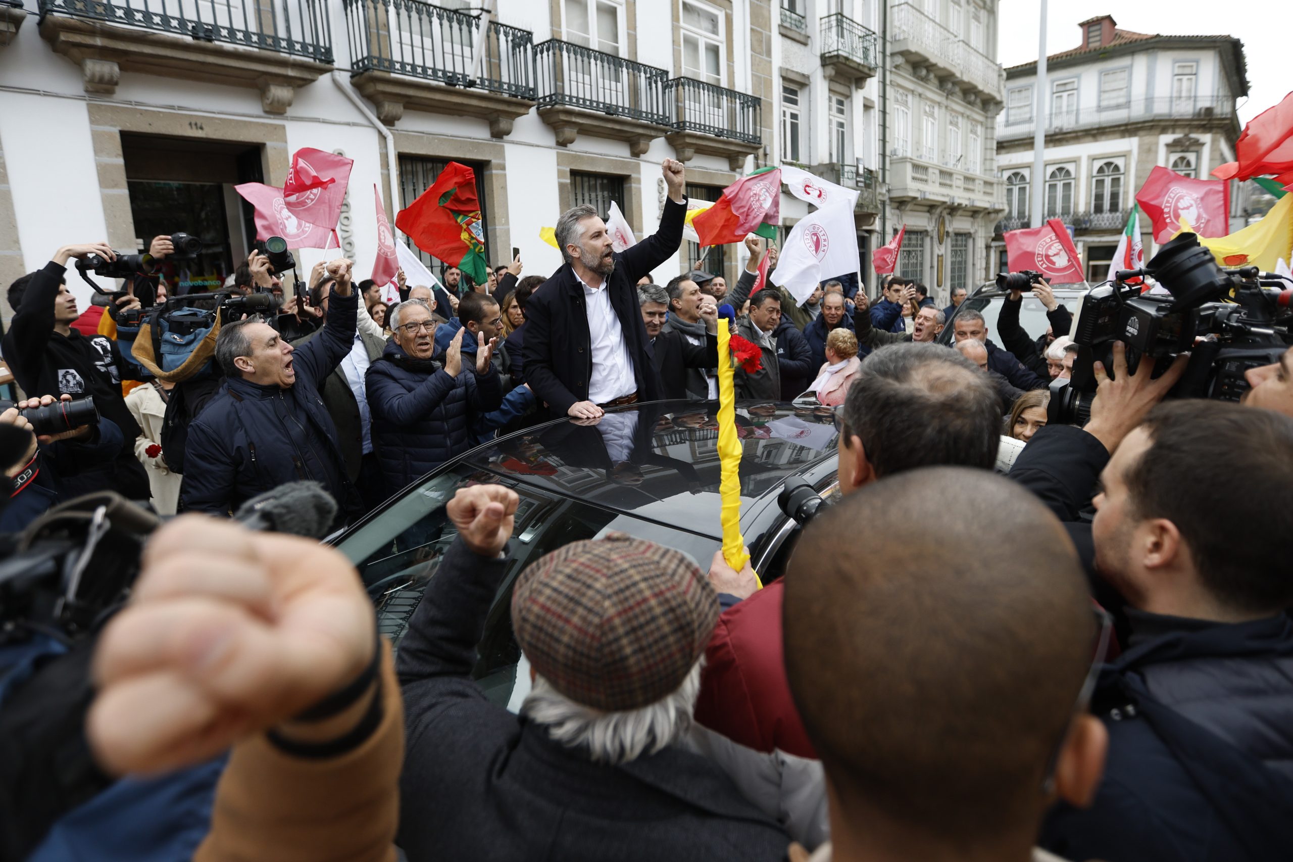 Pedro Nuno com receção calorosa em Guimarães mas com um incidente insultuoso