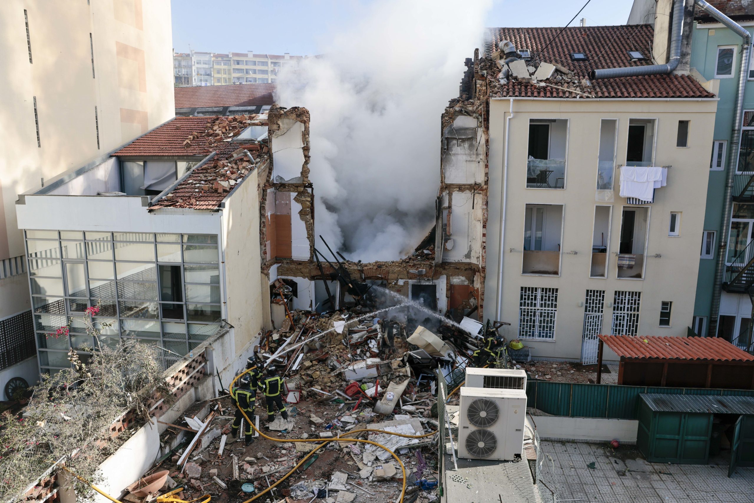 Explosão em prédio no centro de Lisboa. Trabalhos de busca pelo jovem desaparecido vão decorrer “noite dentro”