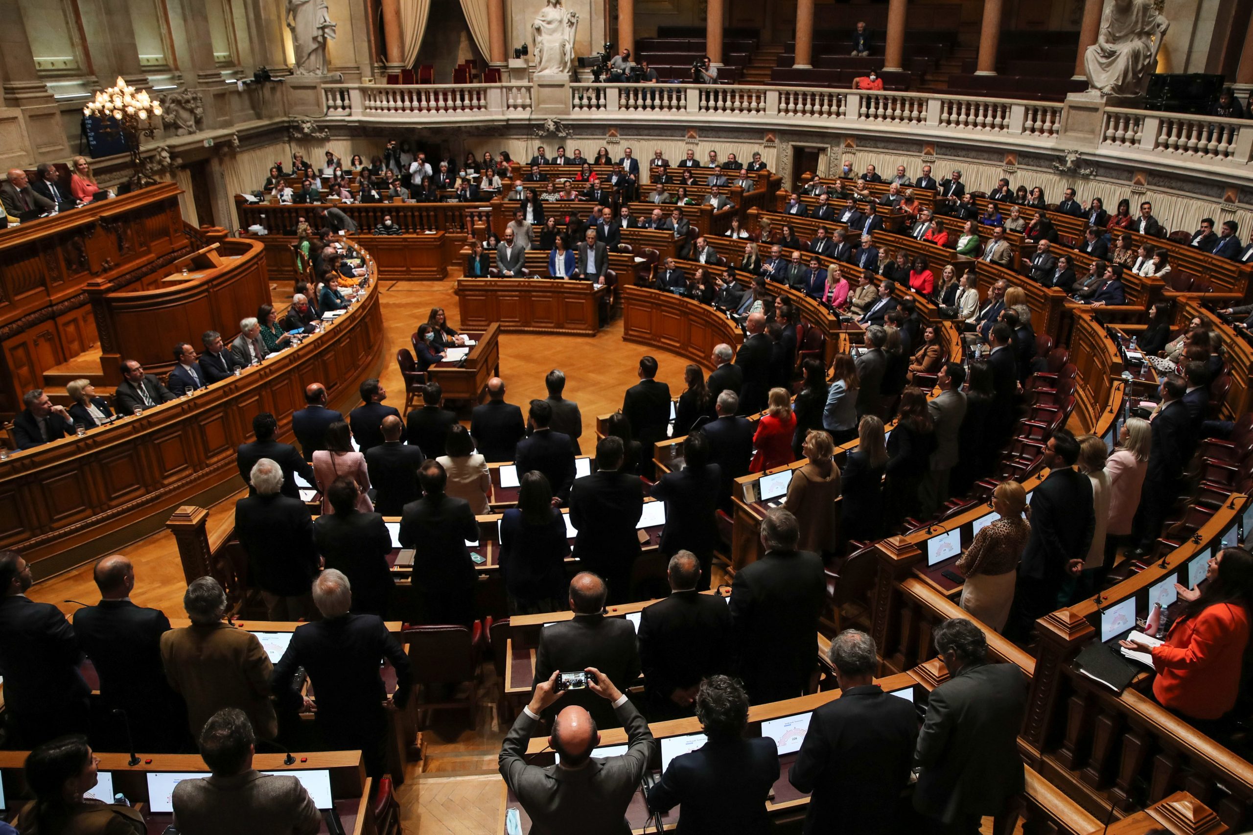 IL e PAN criticam-se sobre impostos, saúde e habitação e só convergem no combate à violência sexual