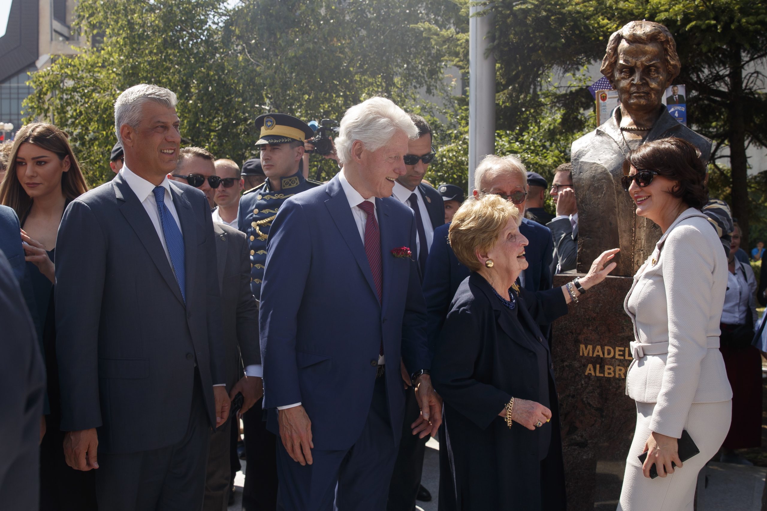 Bill Clinton festeja em Pristina 20 anos da presença da NATO no Kosovo