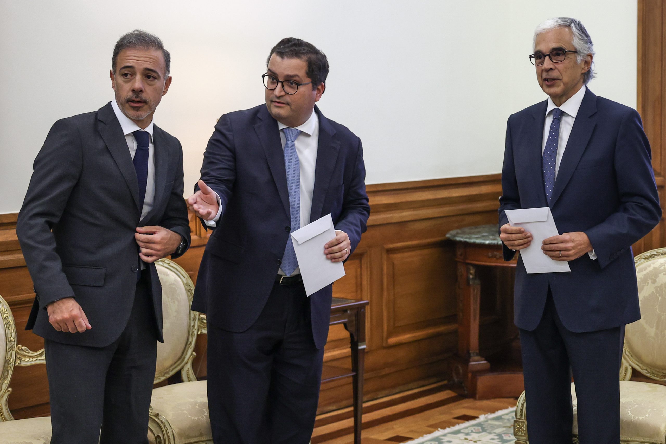 Reações ao OE2025. Um orçamento de “marca socialista”, a ausência de propostas para utilização das verbas públicas e a carta de Ventura a Montenegro