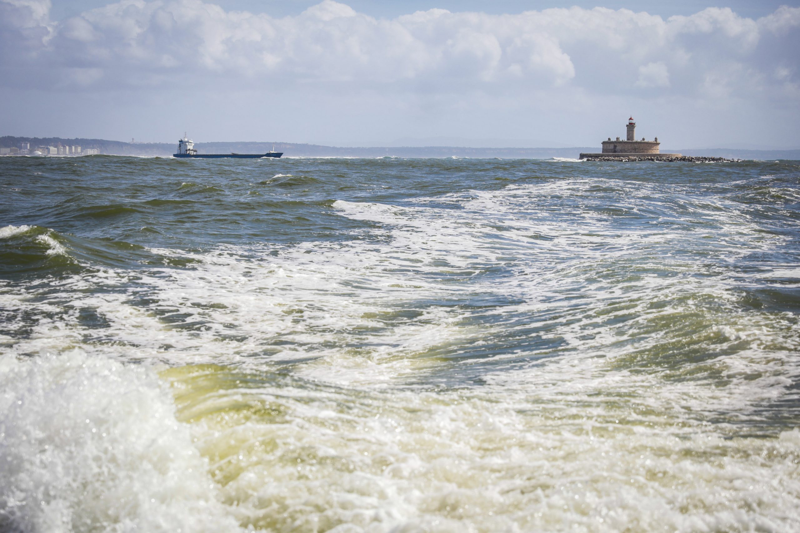 Bugio: Navio encalhado já foi arrastado cerca de 80 metros