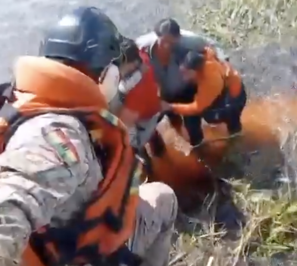 Cinco pessoas sobrevivem 36 horas rodeadas de crocodilos após queda de avião