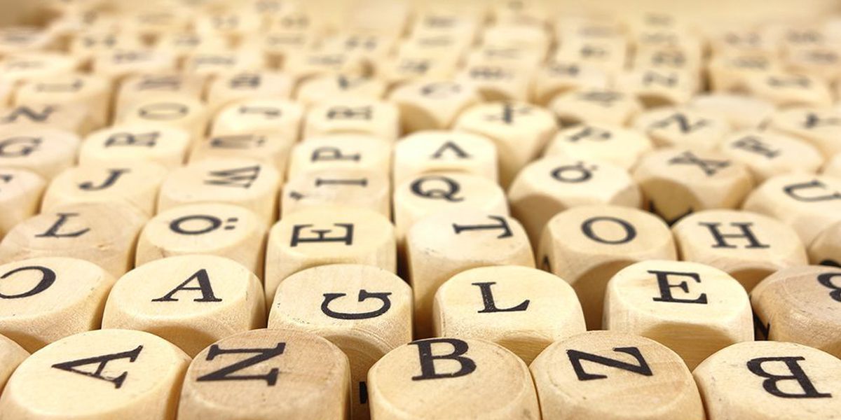 Qual é a origem de «bué» e de «caçula»?